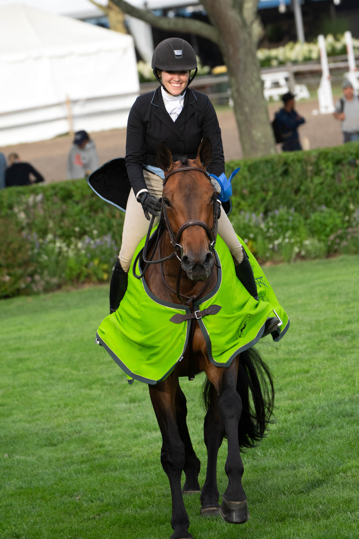 First Blue LLC’s Lady In Blue came out on top with Meghan Knapic of Smithtown in the $10,000 Marders Local Hunter Derby.  LORI HAWKINS