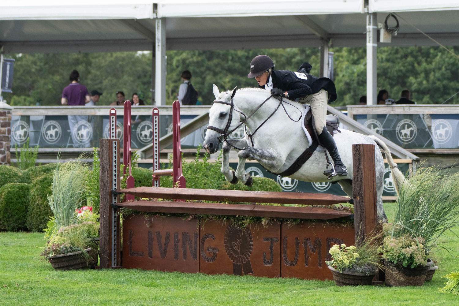 Laura Bowery of Bridgehampton piloted Fancy Pants Equestrian LLC’s Cloud 9 to second-place honors in the $10,000 Marders Local Hunter Derby.  LORI HAWKINS