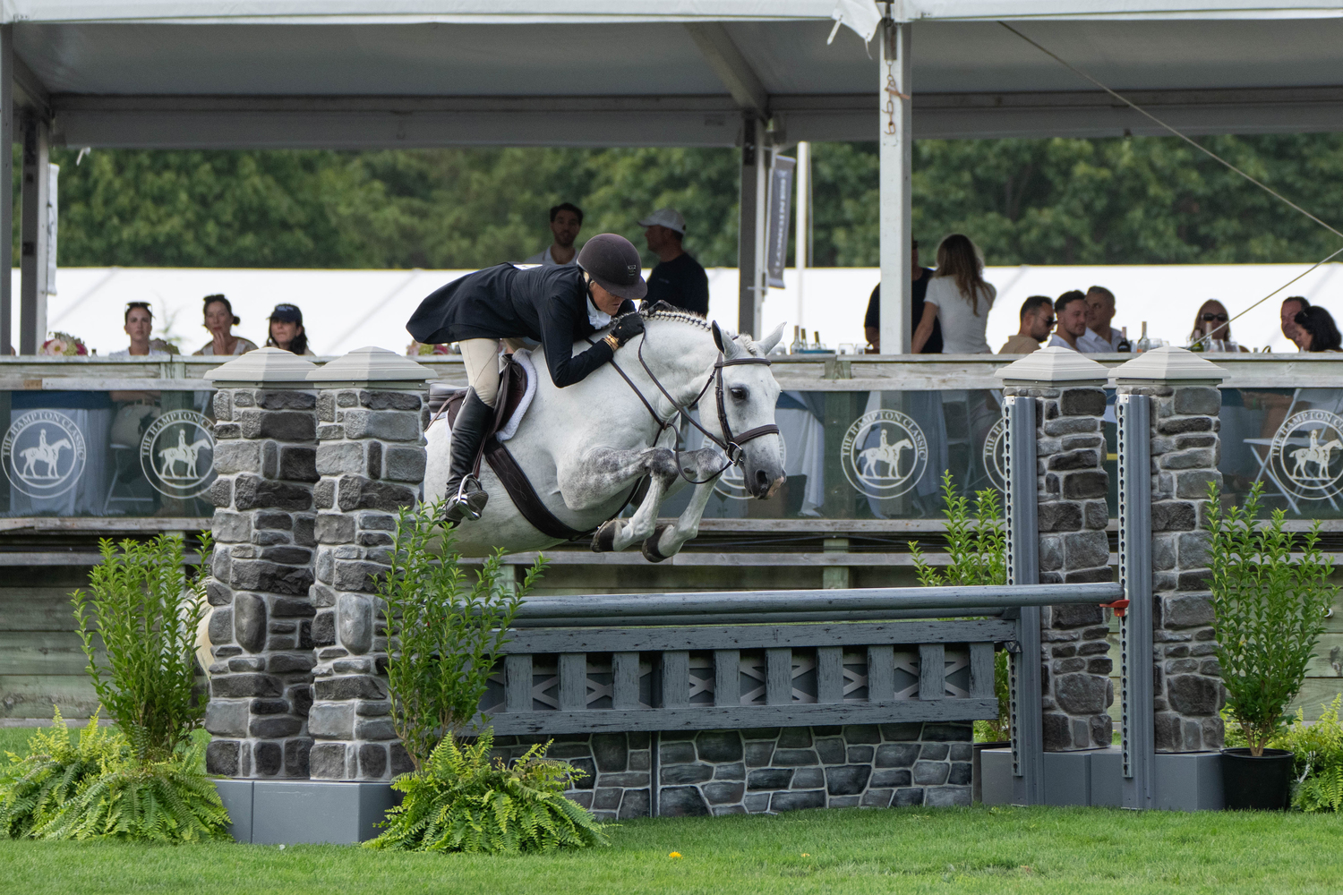 Laura Bowery of Bridgehampton piloted Fancy Pants Equestrian LLC’s Cloud 9 to second-place honors in the $10,000 Marders Local Hunter Derby.  LORI HAWKINS