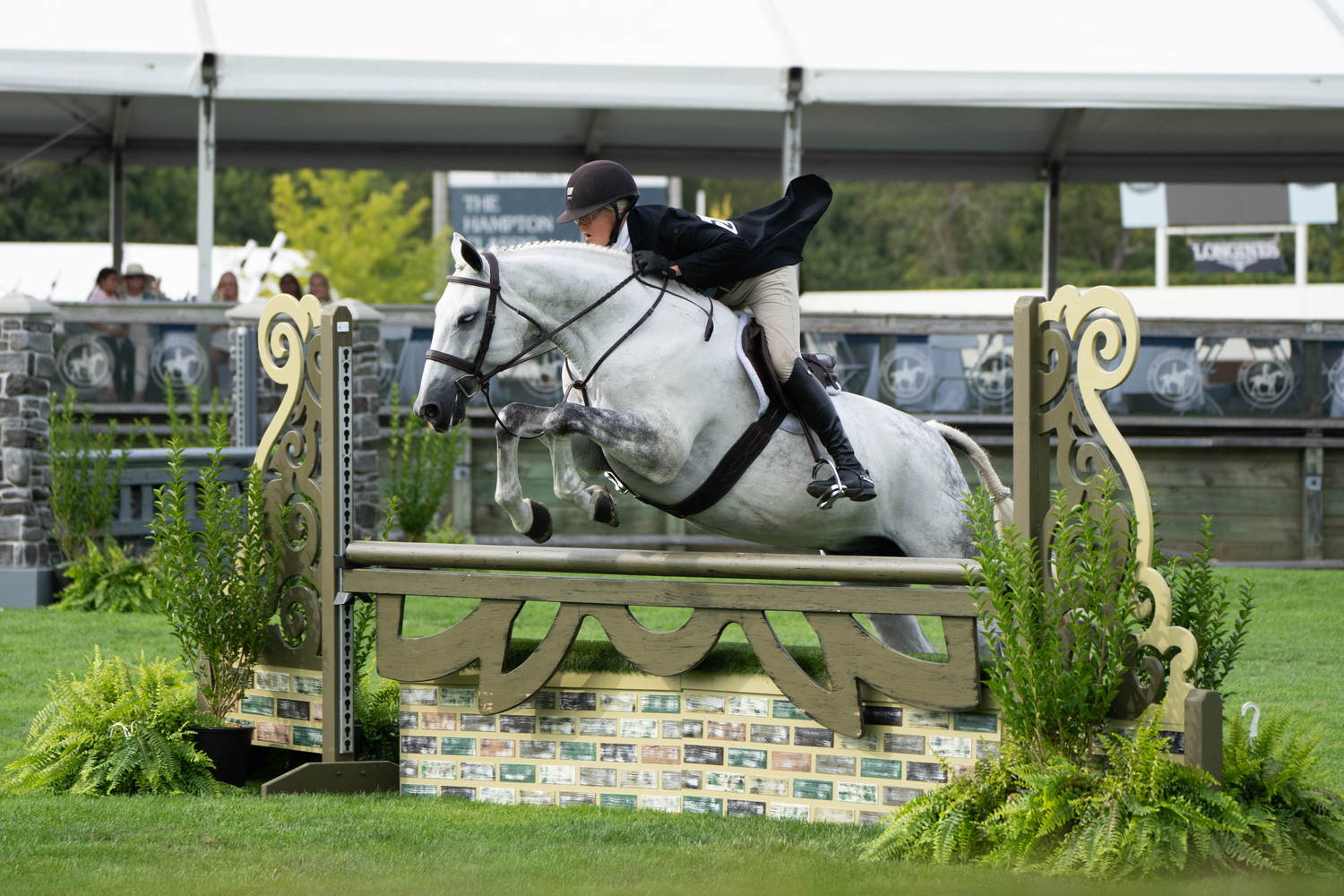 Laura Bowery of Bridgehampton piloted Fancy Pants Equestrian LLC’s Cloud 9 to second-place honors in the $10,000 Marders Local Hunter Derby.  LORI HAWKINS
