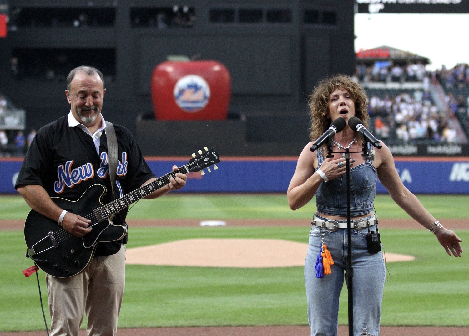 Joe Ciampa and Julia King perform 