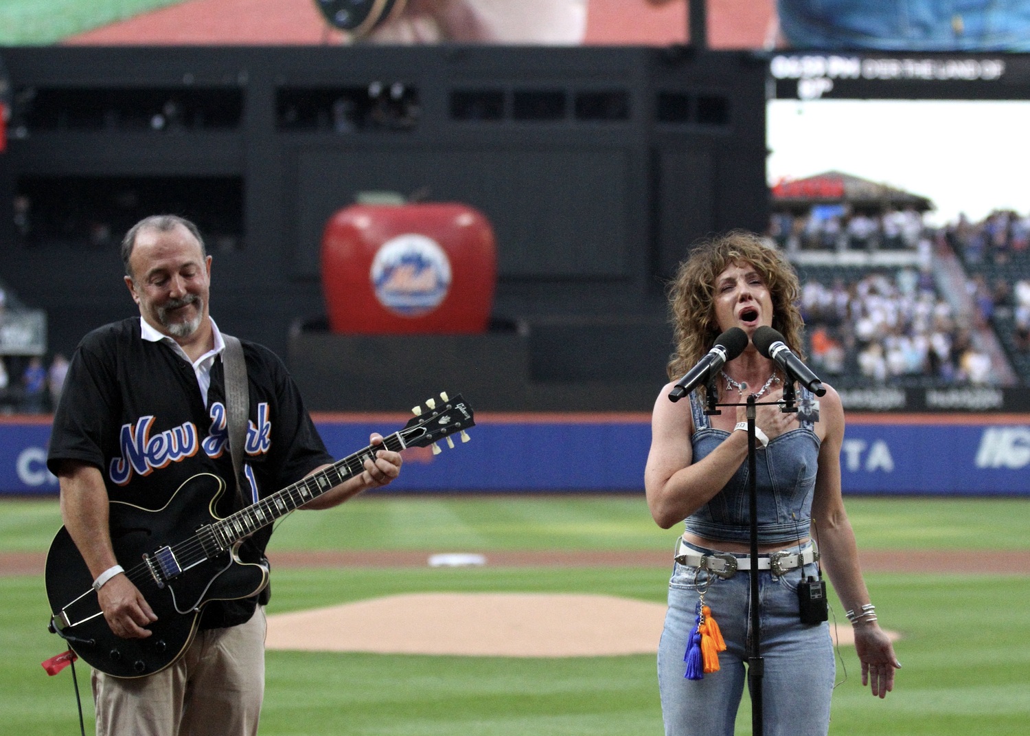 Joe Ciampa and Julia King perform 