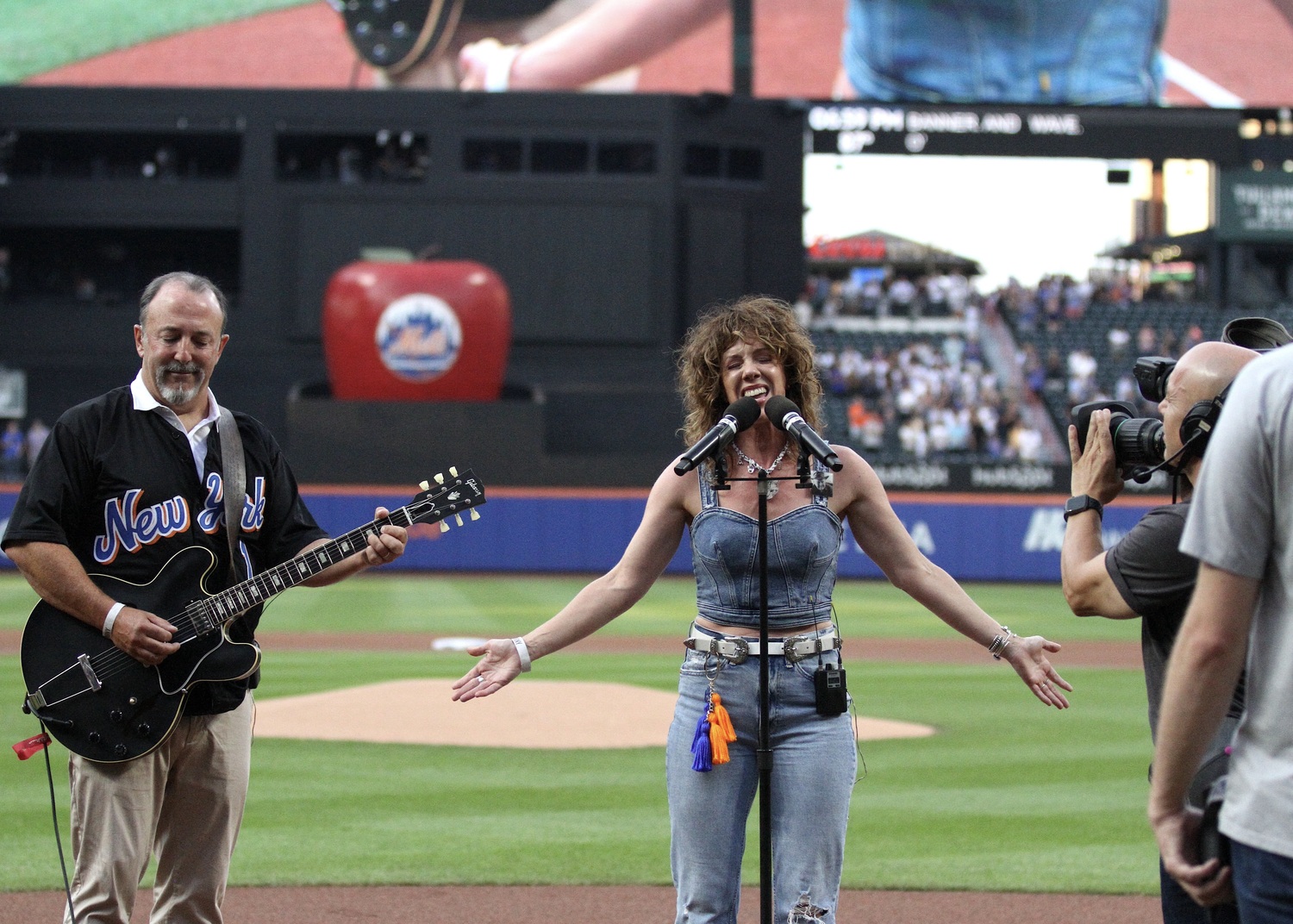 Joe Ciampa and Julia King perform 