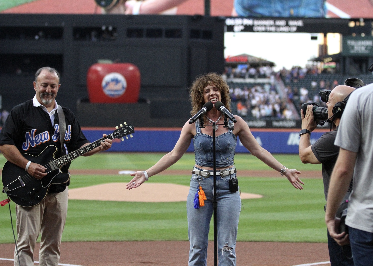 Joe Ciampa and Julia King perform 