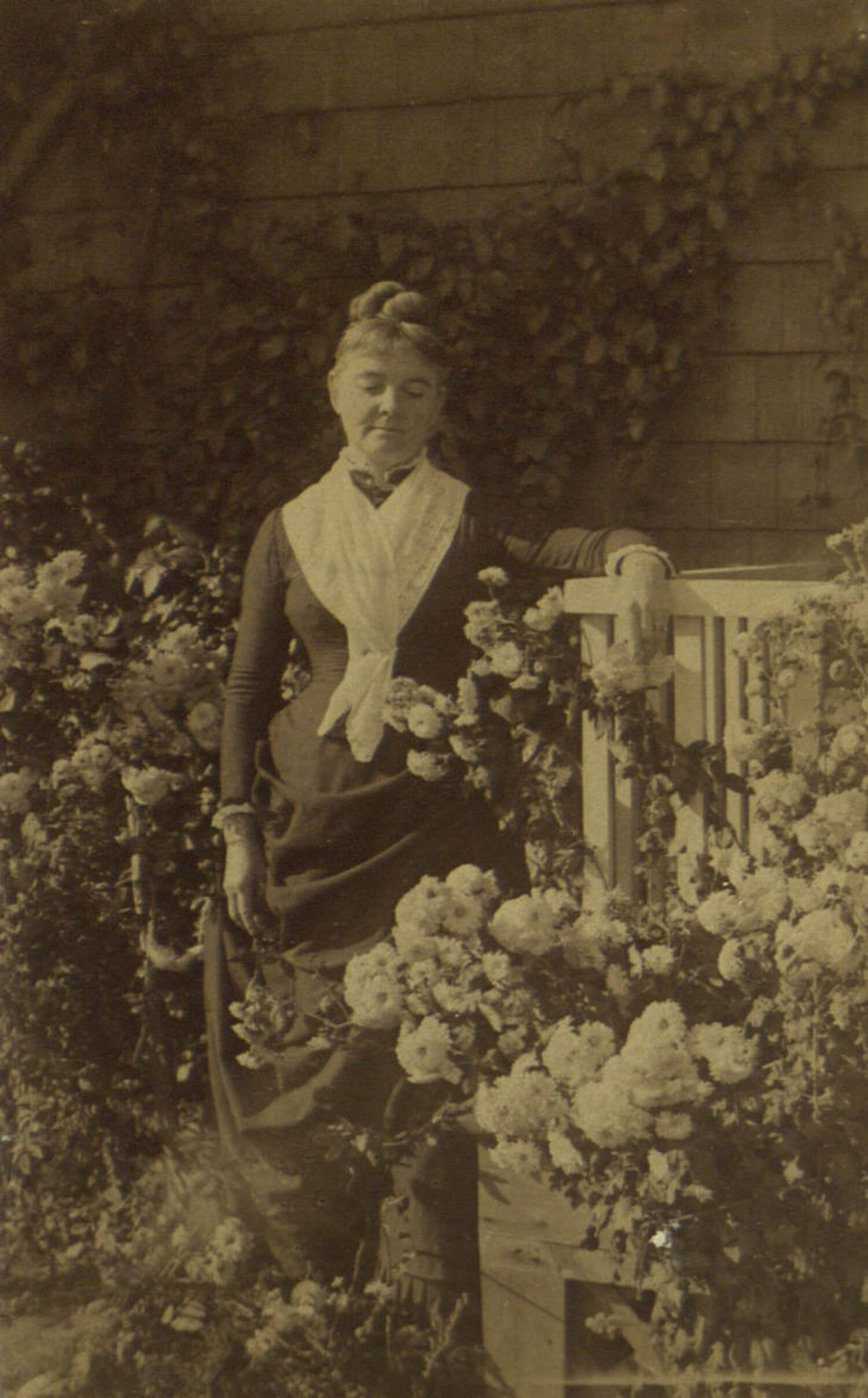 Mary Nimmo Moran in her garden. COURTESY EAST HAMPTON LIBRARY