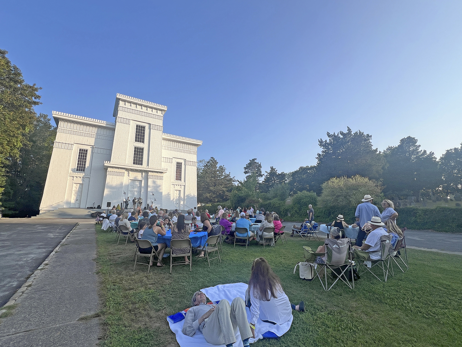 The HOODOO Loungers perform a benefit concert on the steps of the First Presbyterian 