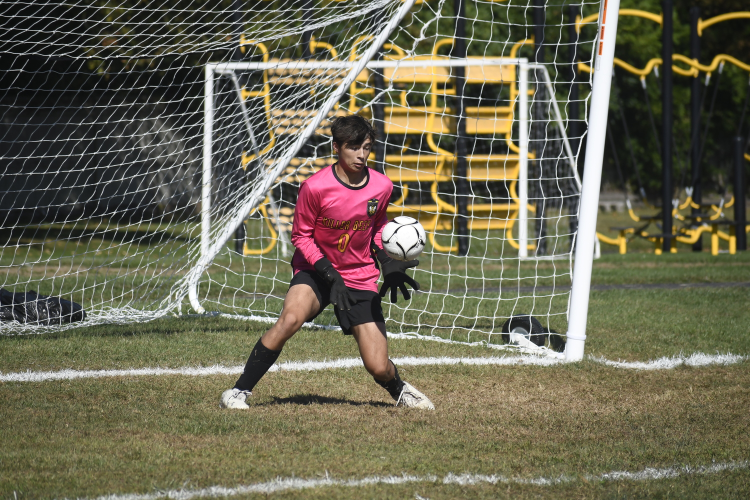 Kai Alversa corrals an incoming shot.  DREW BUDD