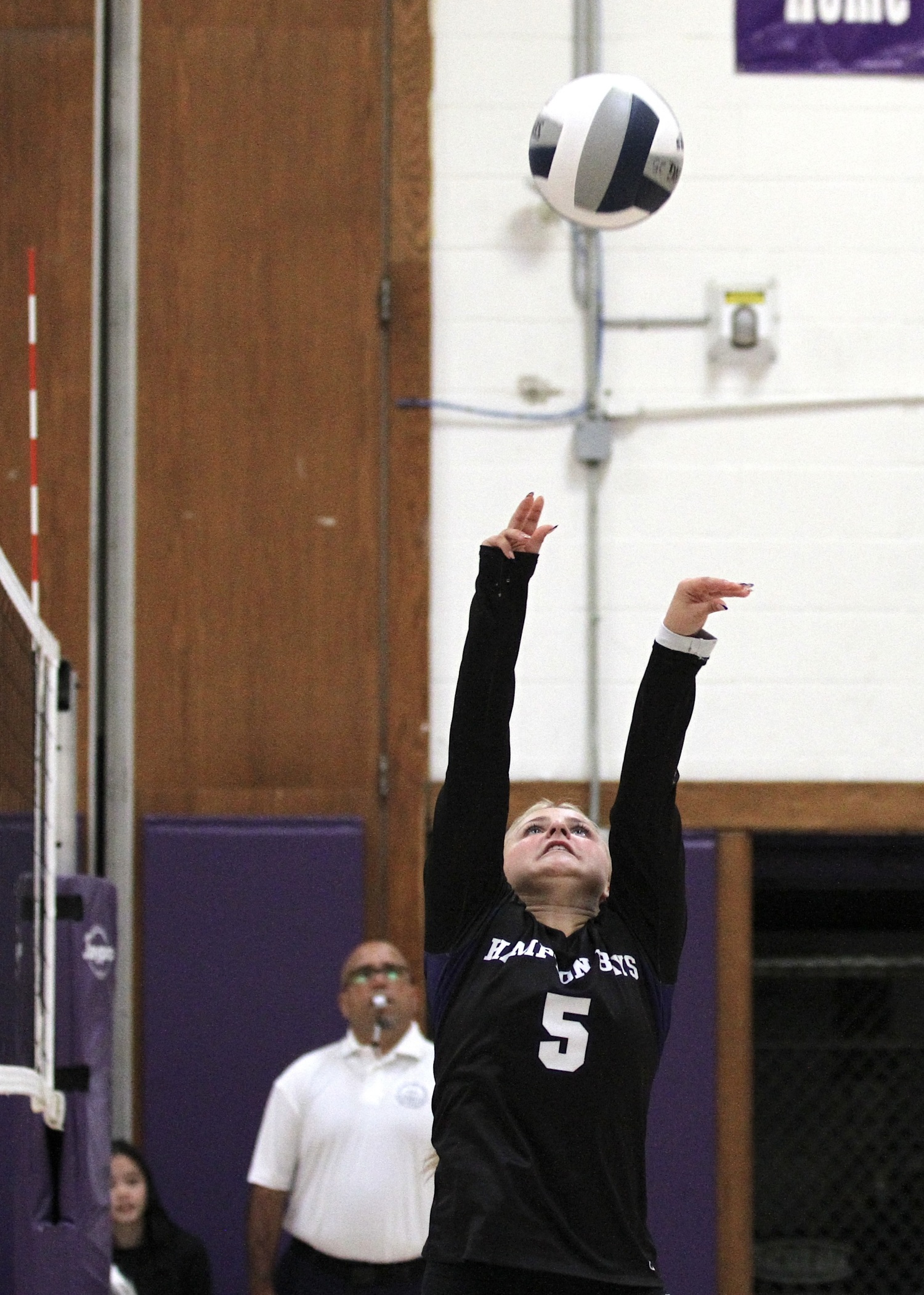 Sophomore setter Gracie Carvis passes the ball. DESIRÉE KEEGAN