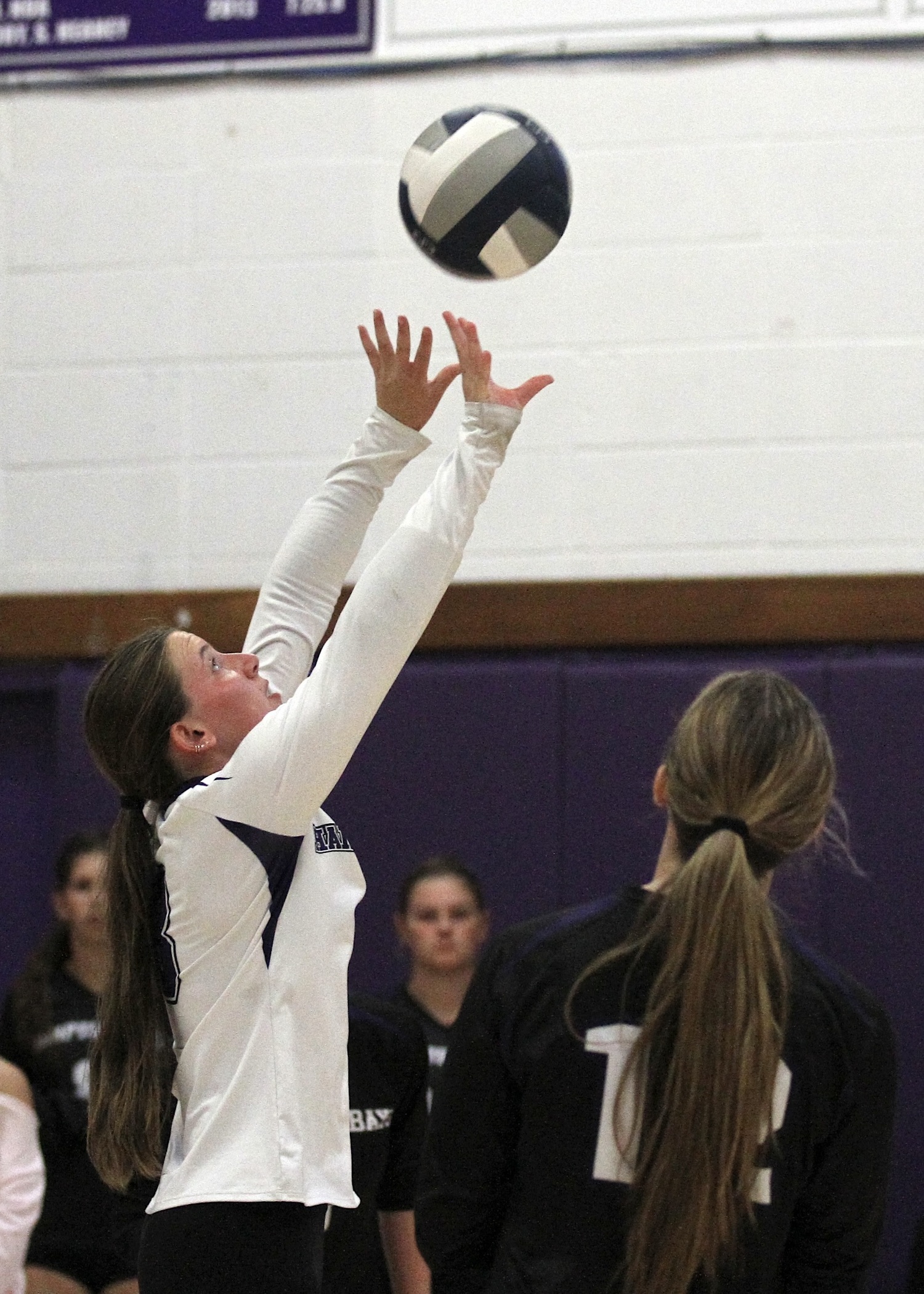 Senior libero Lilly Maffia sets up a play. DESIRÉE KEEGAN