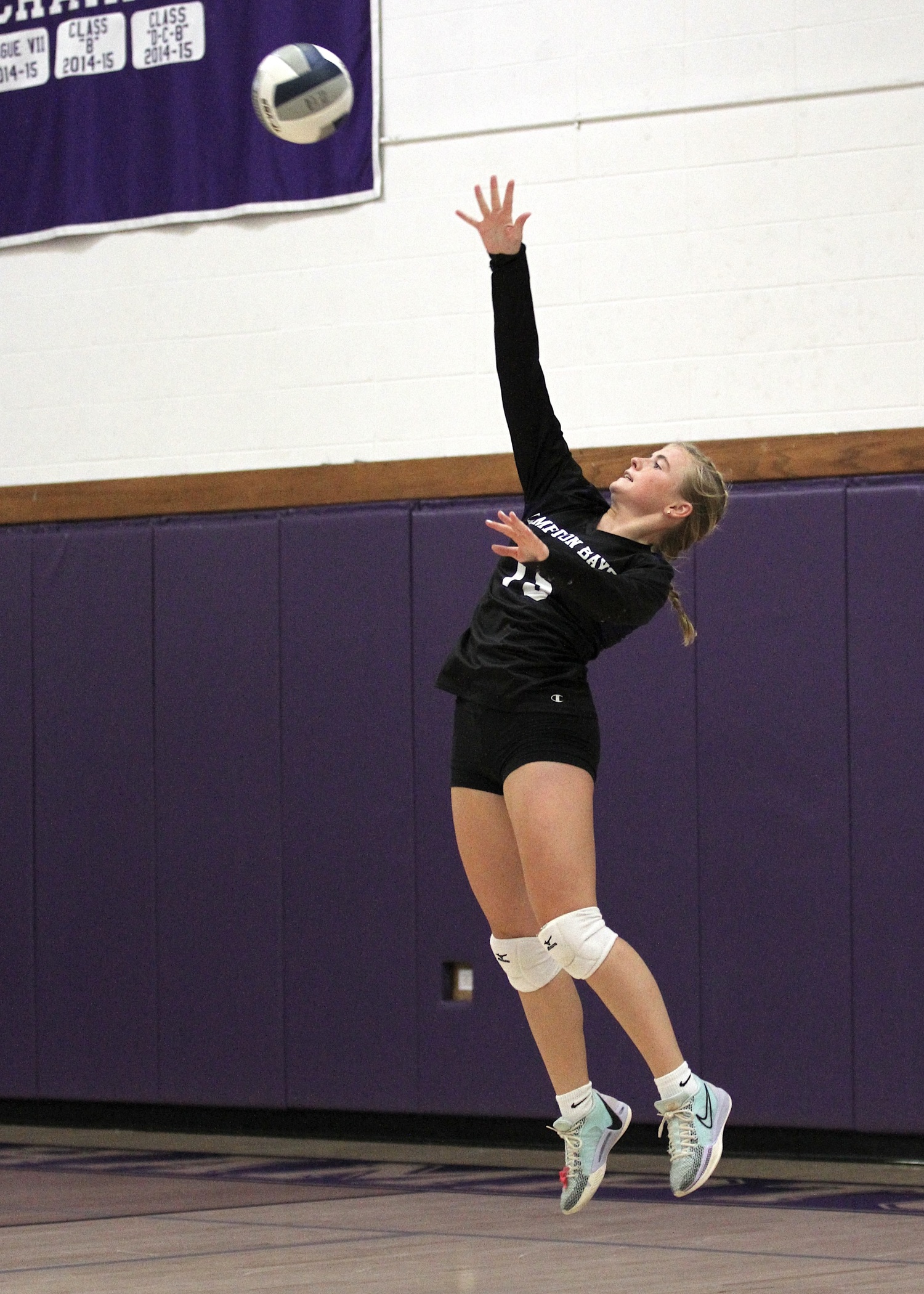 Senior outside hitter Taylor Meyers serves. DESIRÉE KEEGAN