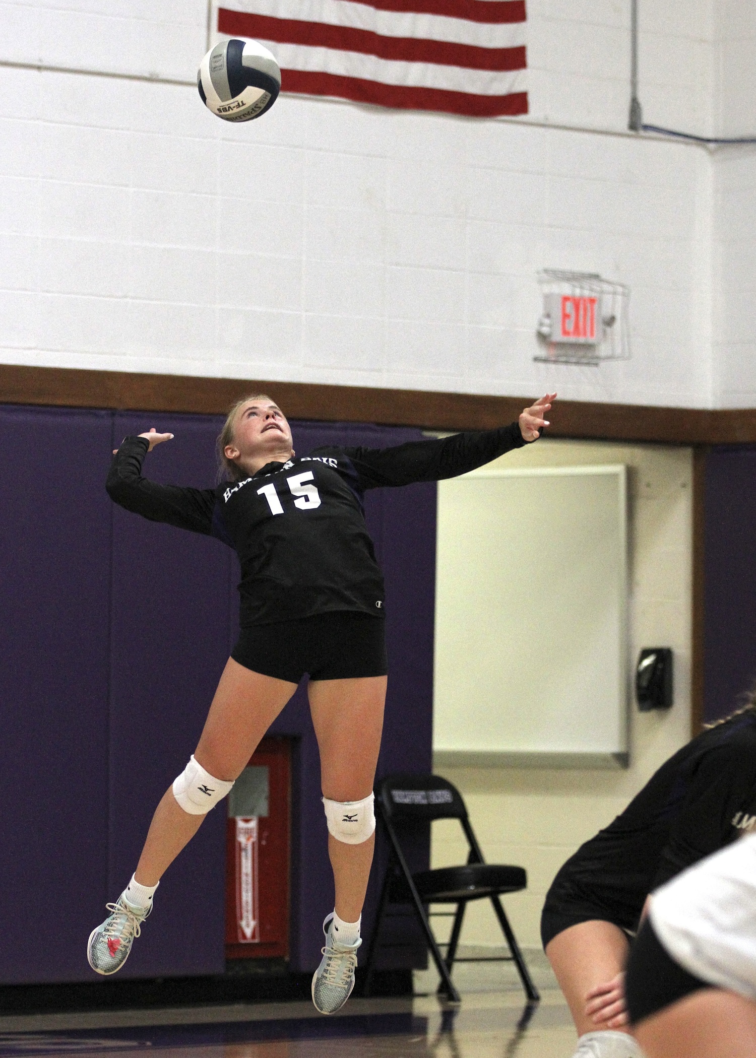 Senior outside hitter Taylor Meyers serves. DESIRÉE KEEGAN