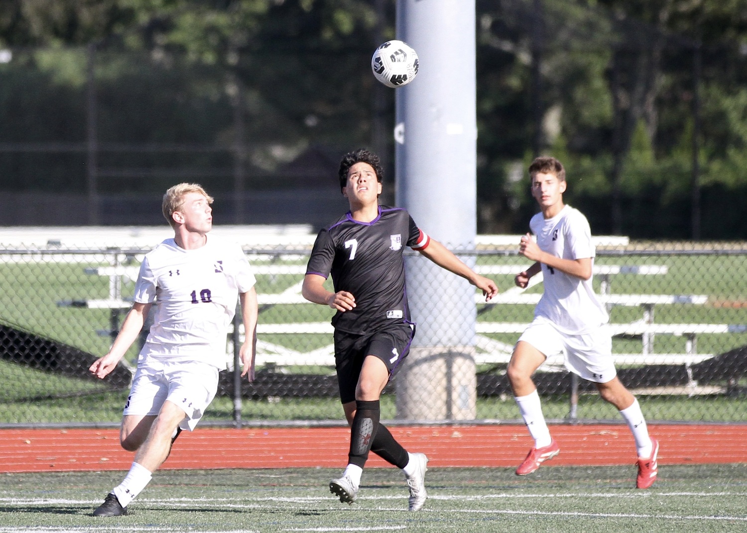 Senior Edie Cabrera keeps his eyes on the ball. DESIRÉE KEEGAN