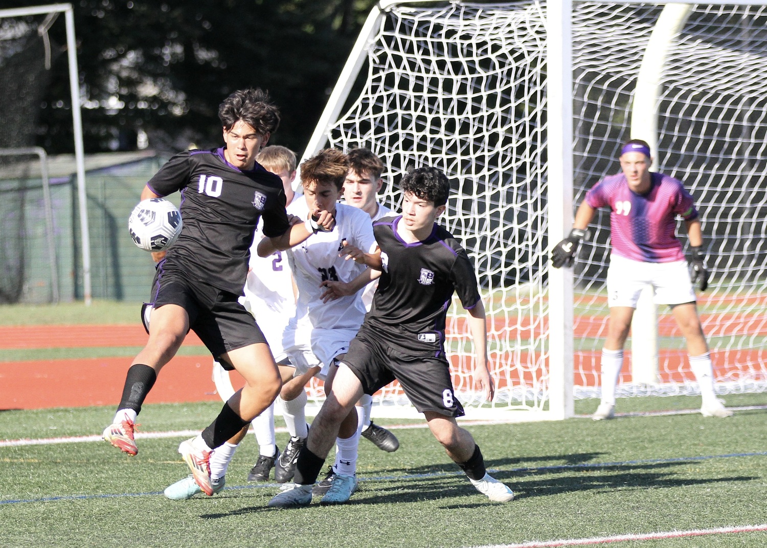 Senior Giorgio Sinchi grabs a pass. DESIRÉE KEEGAN