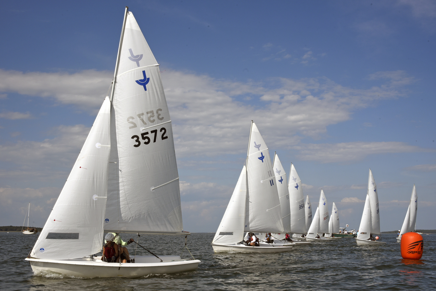 A “picture-perfect” start with the ultimate winning team of Venetia Satow and Ava Kenny (2125) tucked in between 3511 and 3037 with clear water ahead.  MICHAEL MELLA