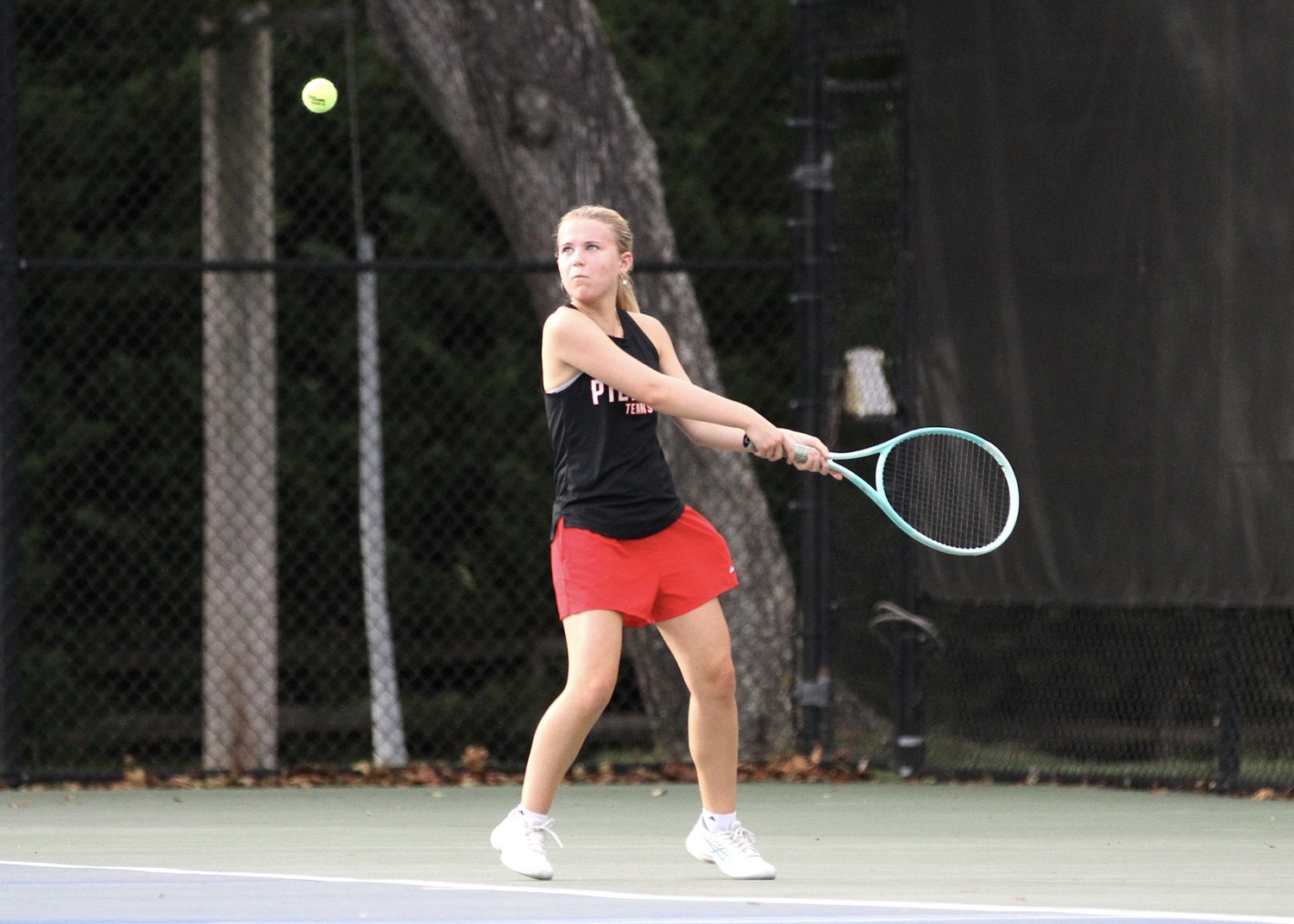Senior Ally Cottrell keeps her eyes on the ball. DESIRÉE KEEGAN