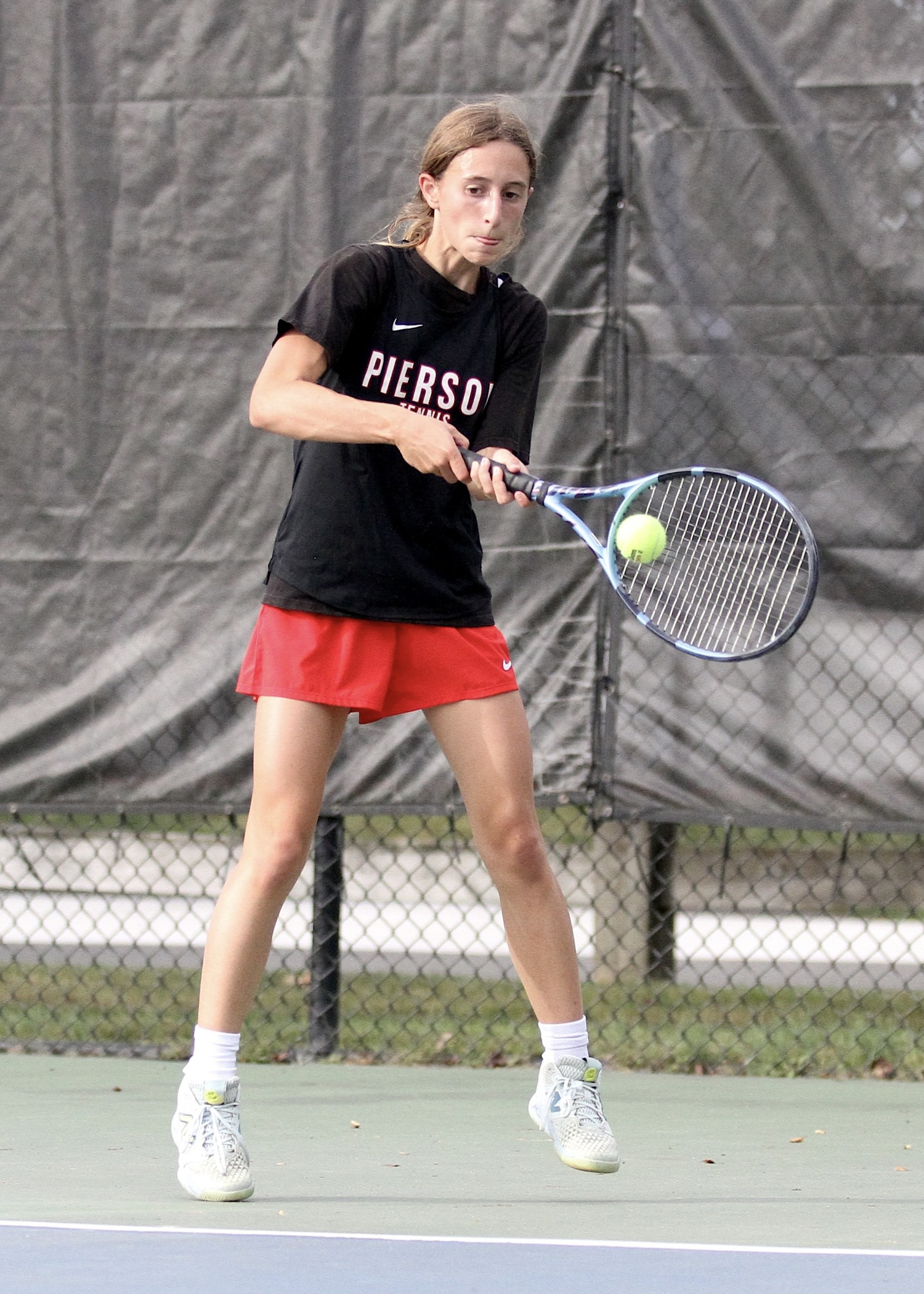 Sophomore Molly Wolfson returns the ball. DESIRÉE KEEGAN
