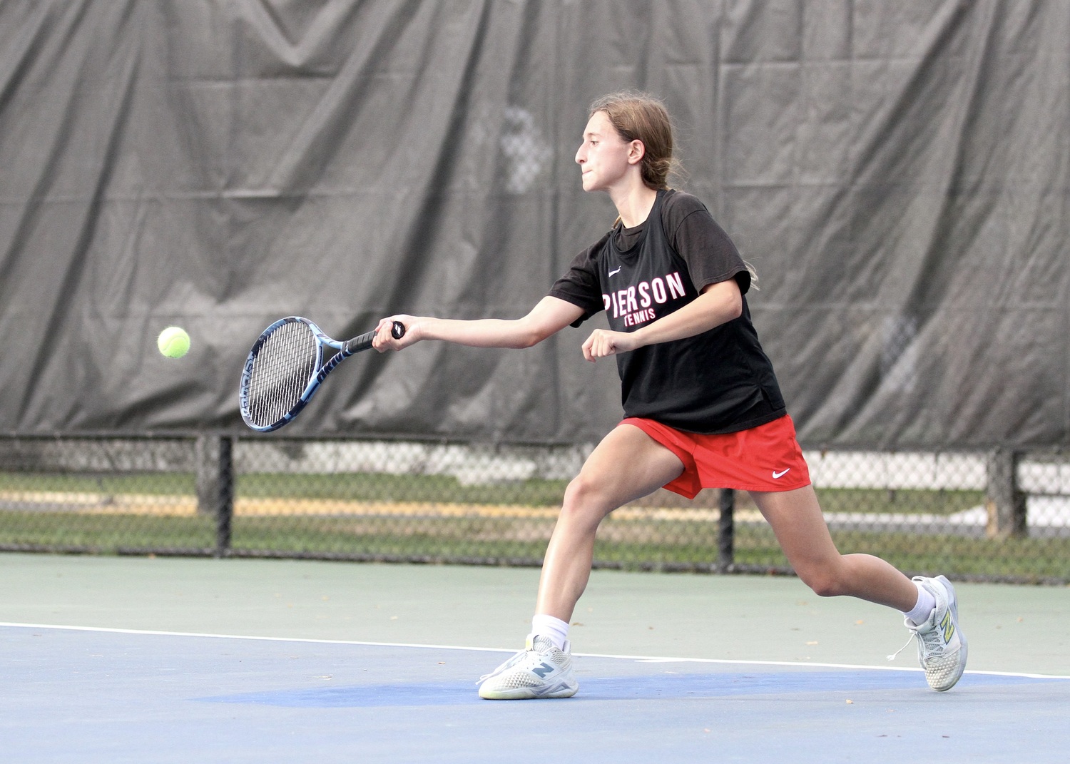 Sophomore Molly Wolfson reaches for a return. DESIRÉE KEEGAN