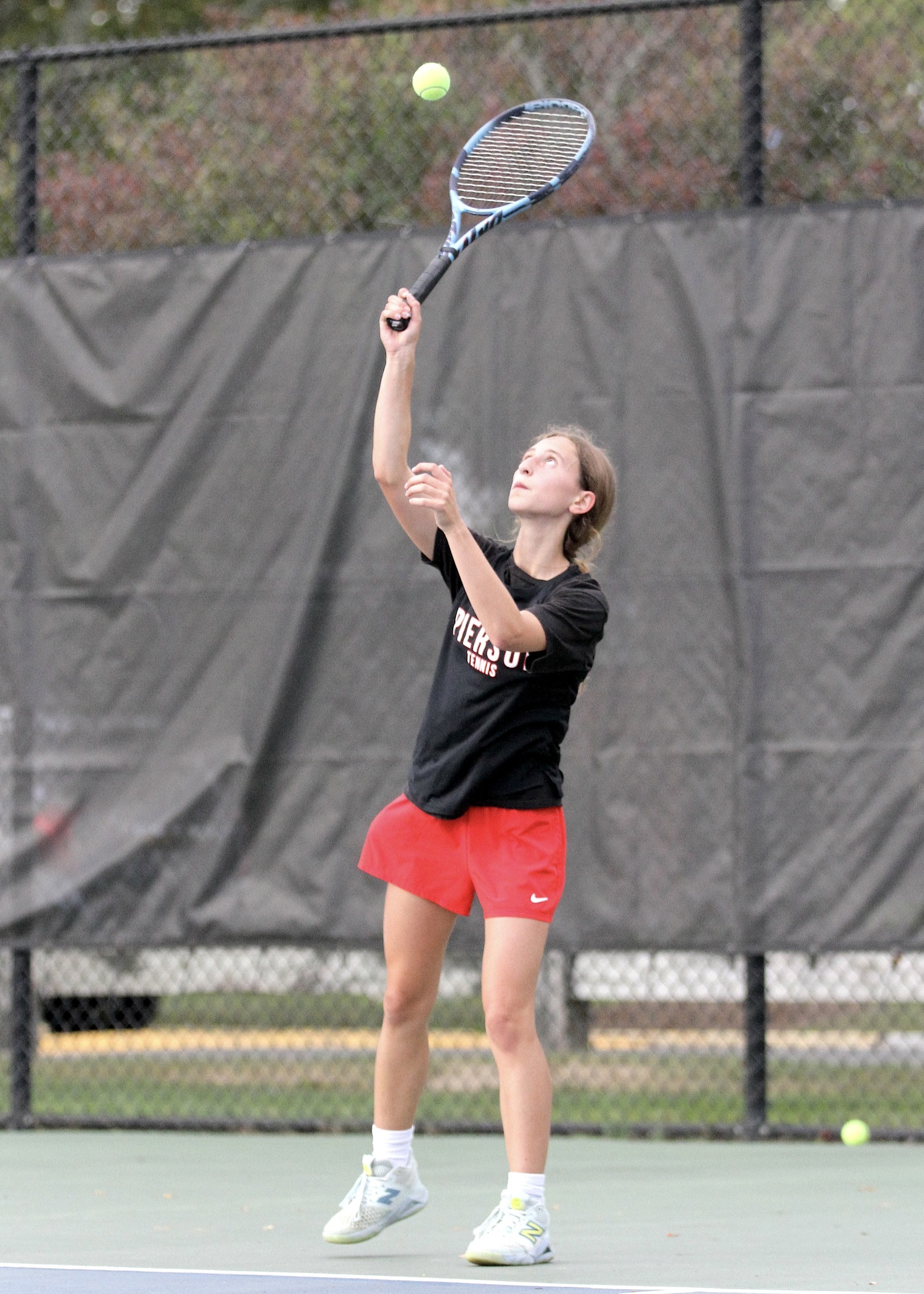 Sophomore Molly Wolfson serves. DESIRÉE KEEGAN