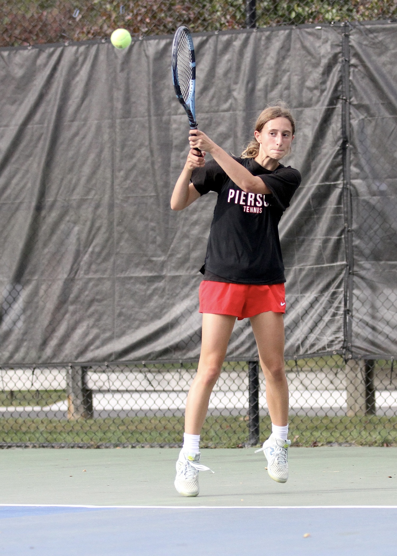 Sophomore Molly Wolfson with a forehand shot. DESIRÉE KEEGAN