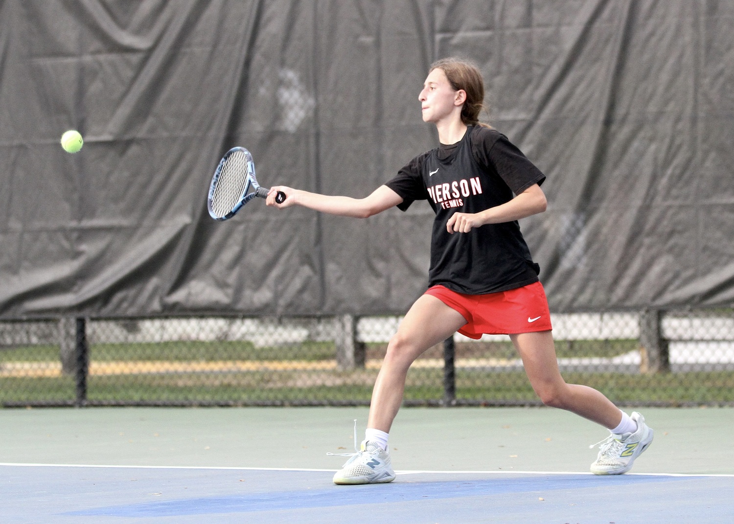 Sophomore Molly Wolfson stretches for the ball. DESIRÉE KEEGAN