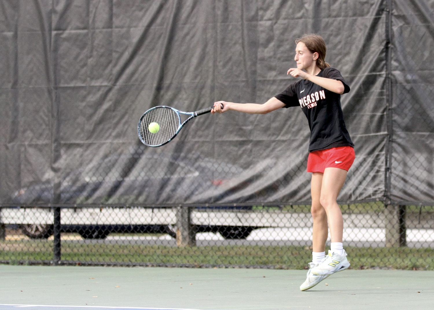 Sophomore Molly Wolfson returns a serve. DESIRÉE KEEGAN