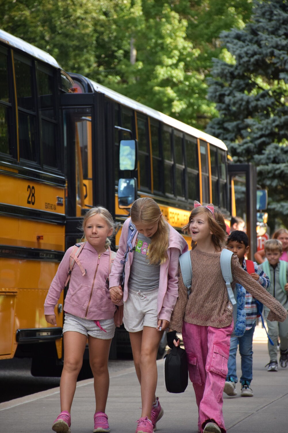 Sag Harbor Schools came alive on the morning of September 3 as Pierson Middle and High
School students arrived to begin the 2025–26 school year, followed shortly after by Sag
Harbor Elementary School. Students stepped off buses and greeted friends with hugs and waved goodbye to family members before heading inside to start the day. COURTESY SAG HARBOR SCHOOL DISTRICT