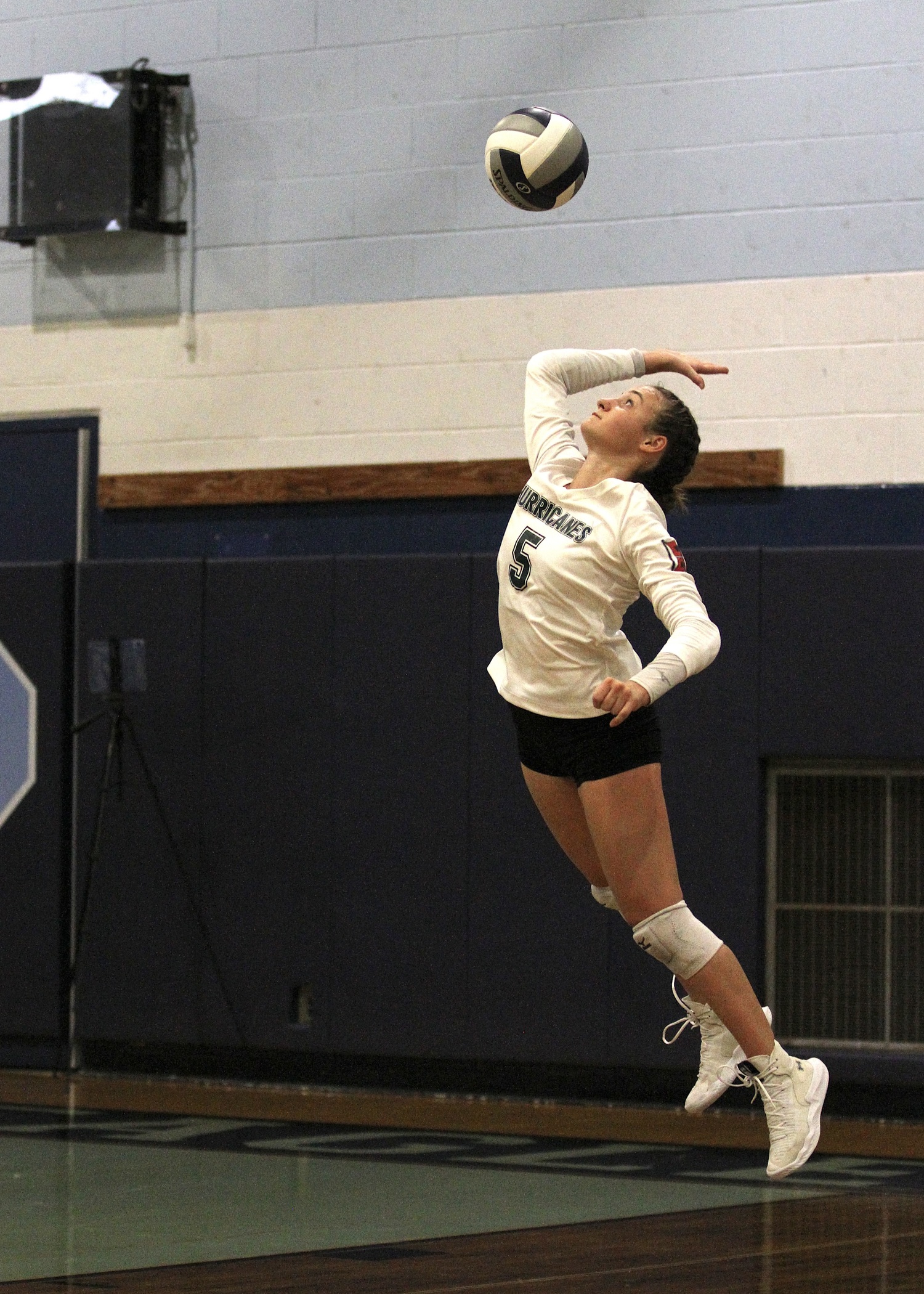 Junior libero Lila Davin serves up one of three aces. DESIRÉE KEEGAN