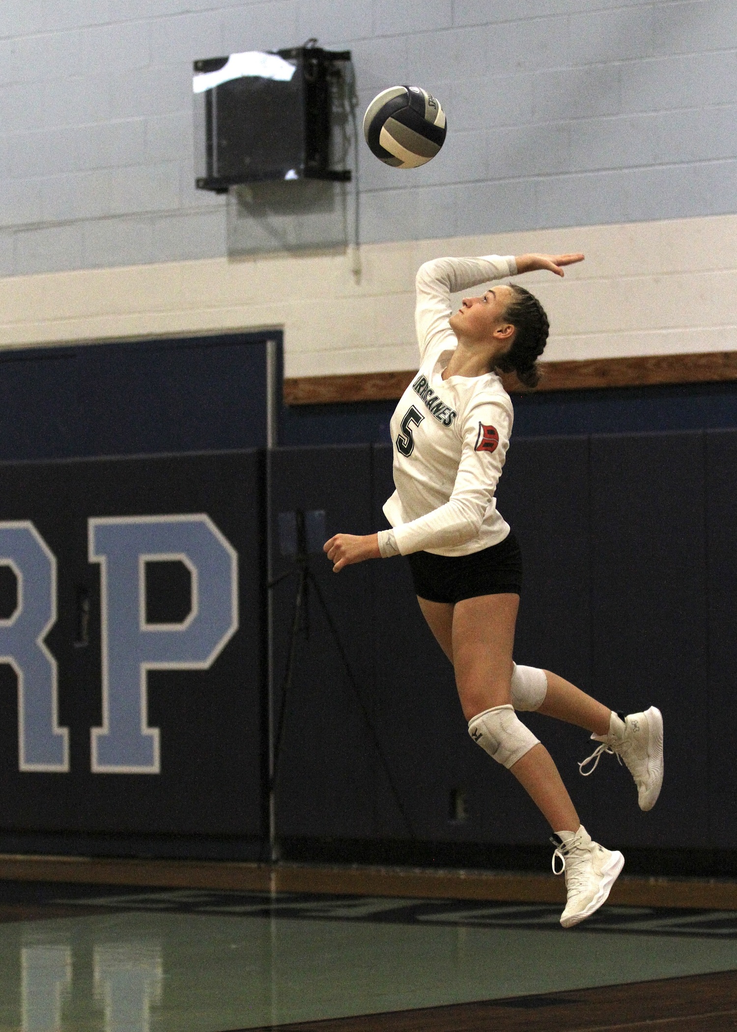 Junior libero Lila Davin serves. DESIRÉE KEEGAN