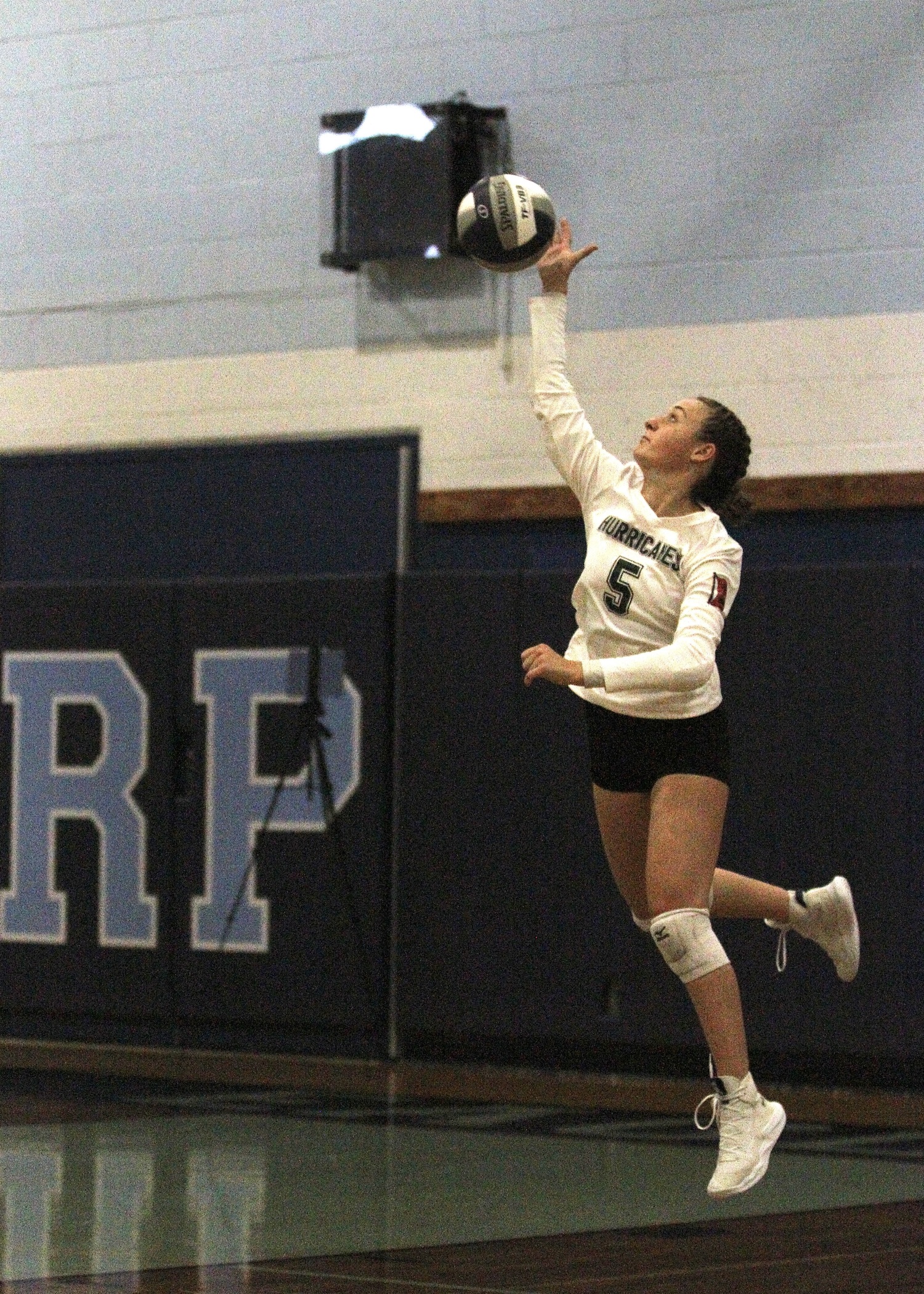 Junior libero Lila Davin serves. DESIRÉE KEEGAN