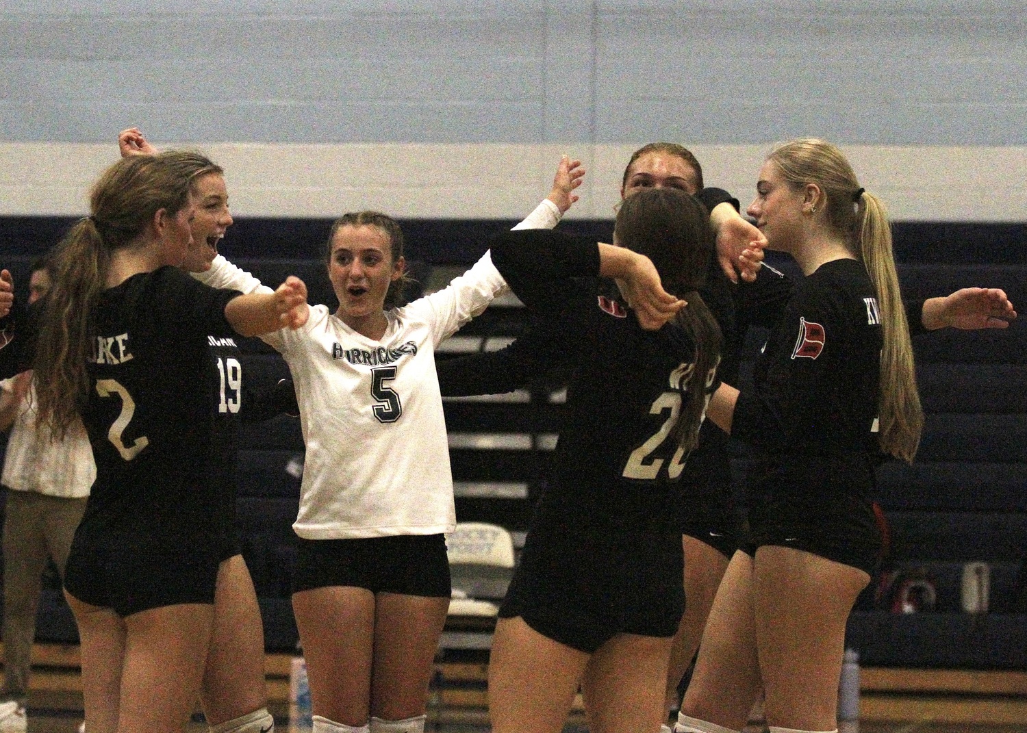 Junior libero Lila Davin celebrates a point with her teammates. DESIRÉE KEEGAN