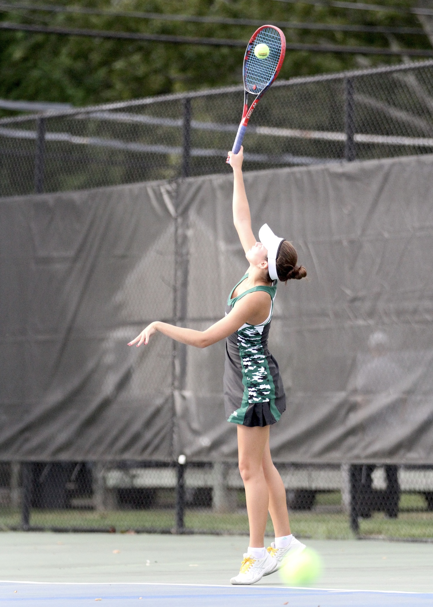 Senior Diana Elliott serves. DESIRÉE KEEGAN