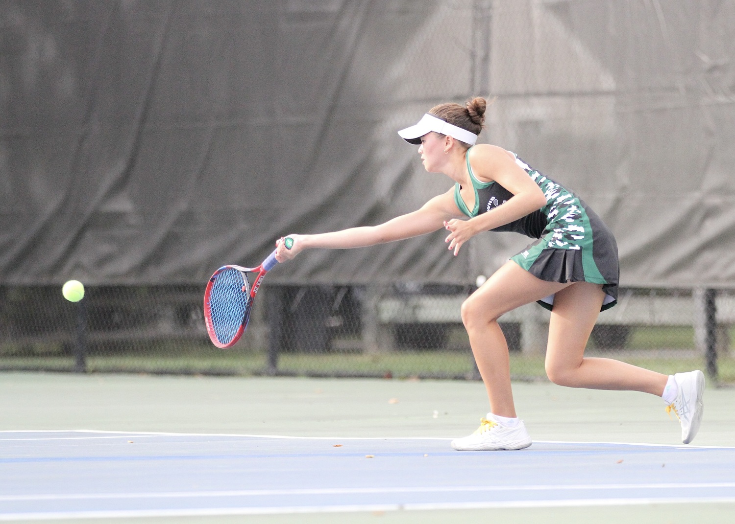 Senior Diana Elliott reaches for a return. DESIRÉE KEEGAN