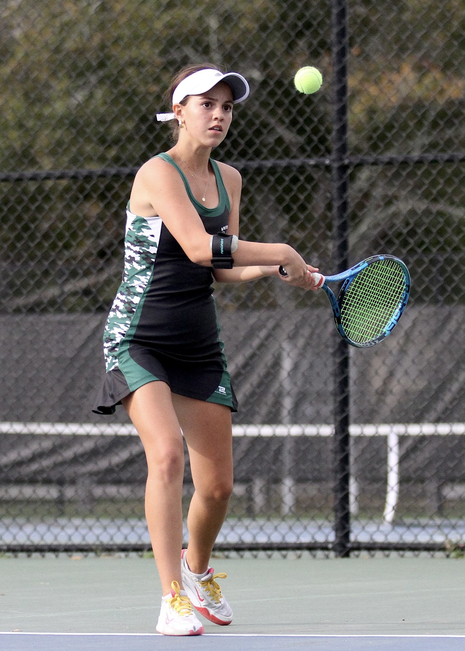 Freshman Gabriela Arango keeps her eyes on the ball. DESIRÉE KEEGAN