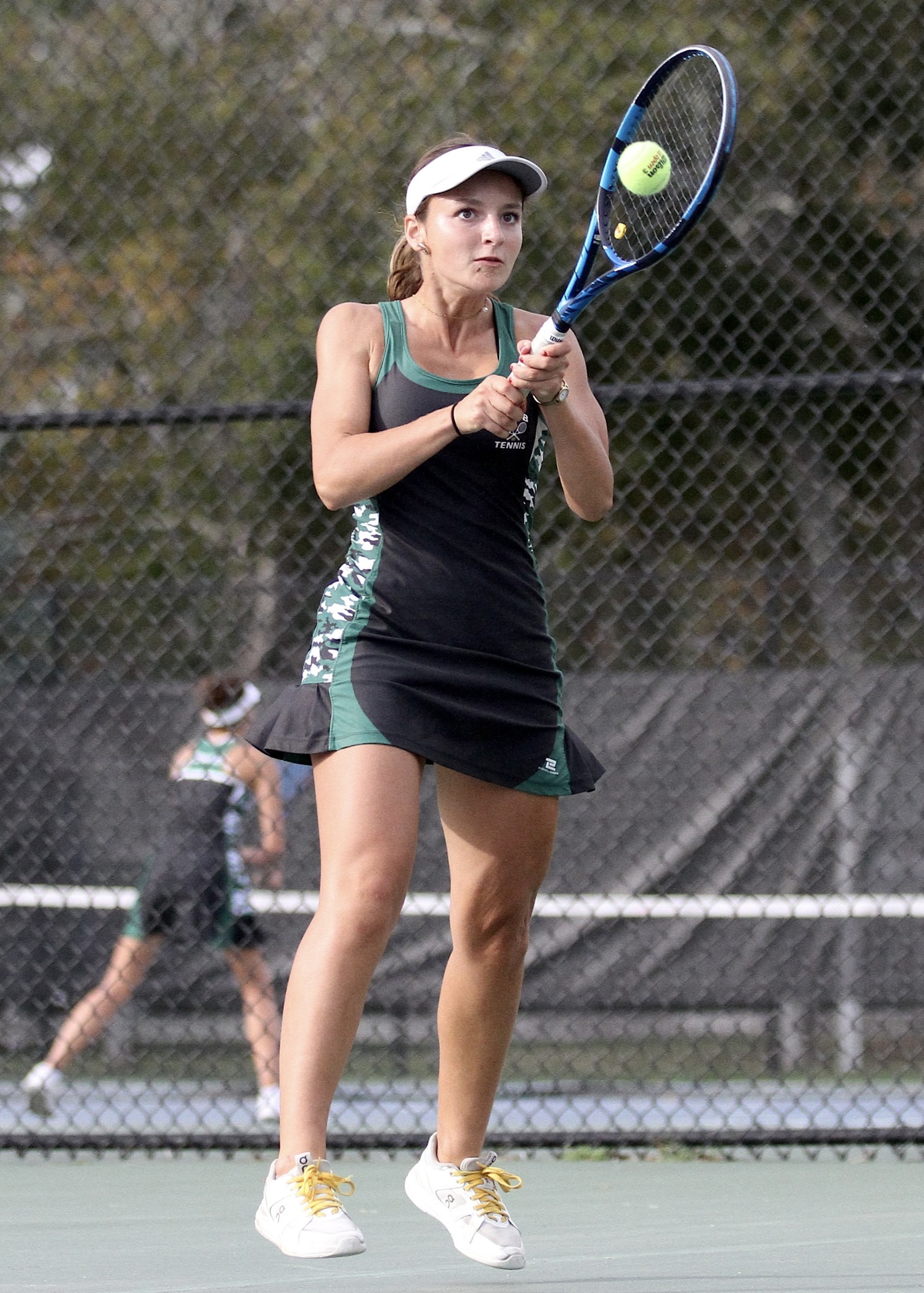 Junior Zoë Grellet-Aumont returns a serve. DESIRÉE KEEGAN