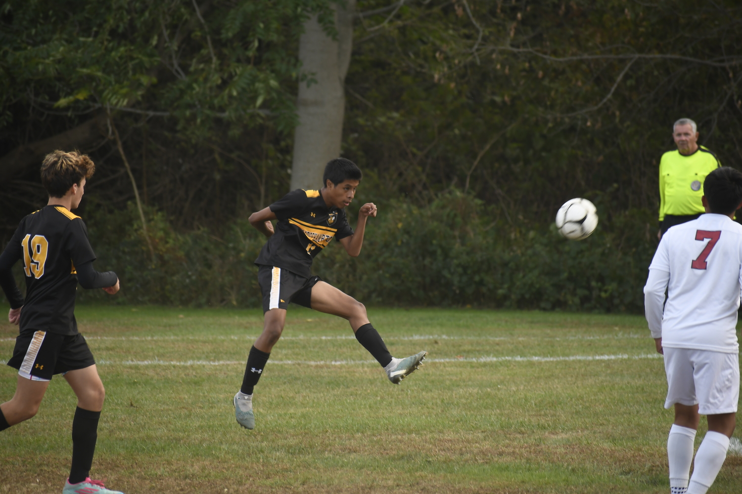 Bridgehampton sophomore Steven Lucero Morocho directs a shot on goal. DREW BUDD