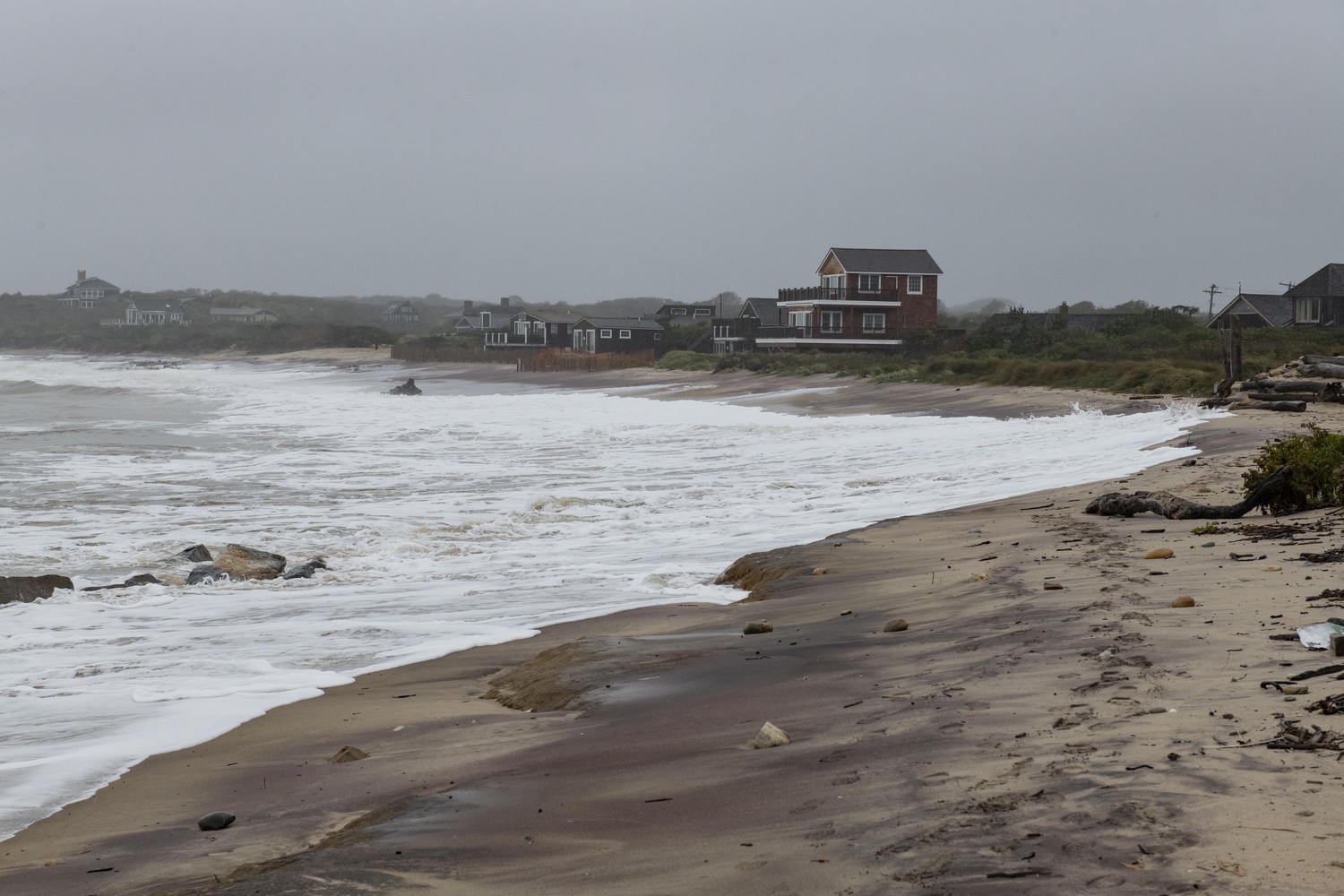 looking west at ditch Plains in Montauk on Monday afternoon. The ocean reached the dune at high tide but did not threaten any buildings.
DOUG KUNTZ
