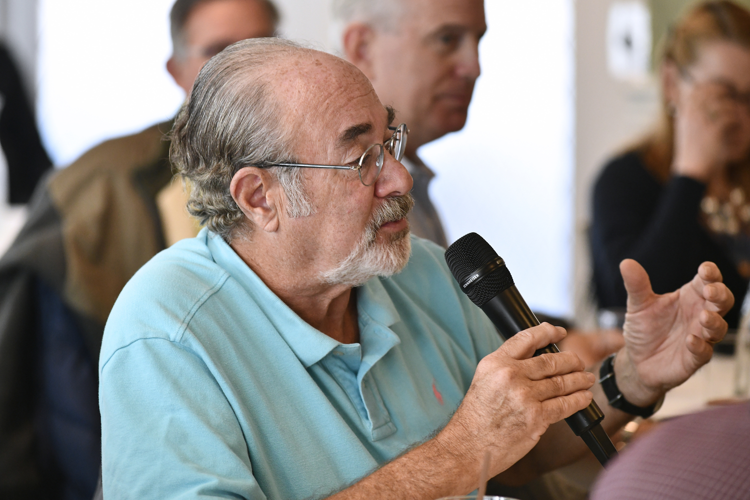 Audience member Michael Zinder asks a question.