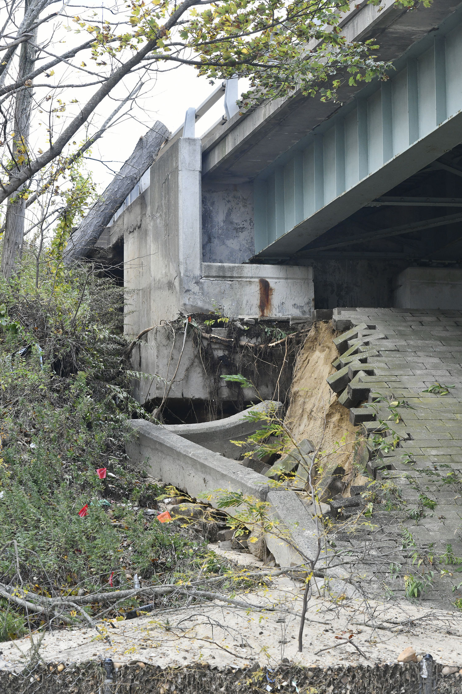 Heavy rainfall on Thursday night caused severe erosion beneath the westbound lanes of Sunrise Highway at the Shinnecock Canal, forcing the state Department of Transportation to close the roadway. Only very limited number of cars are being allowed to flow west on the highway using the road's shoulder.    DANA SHAW