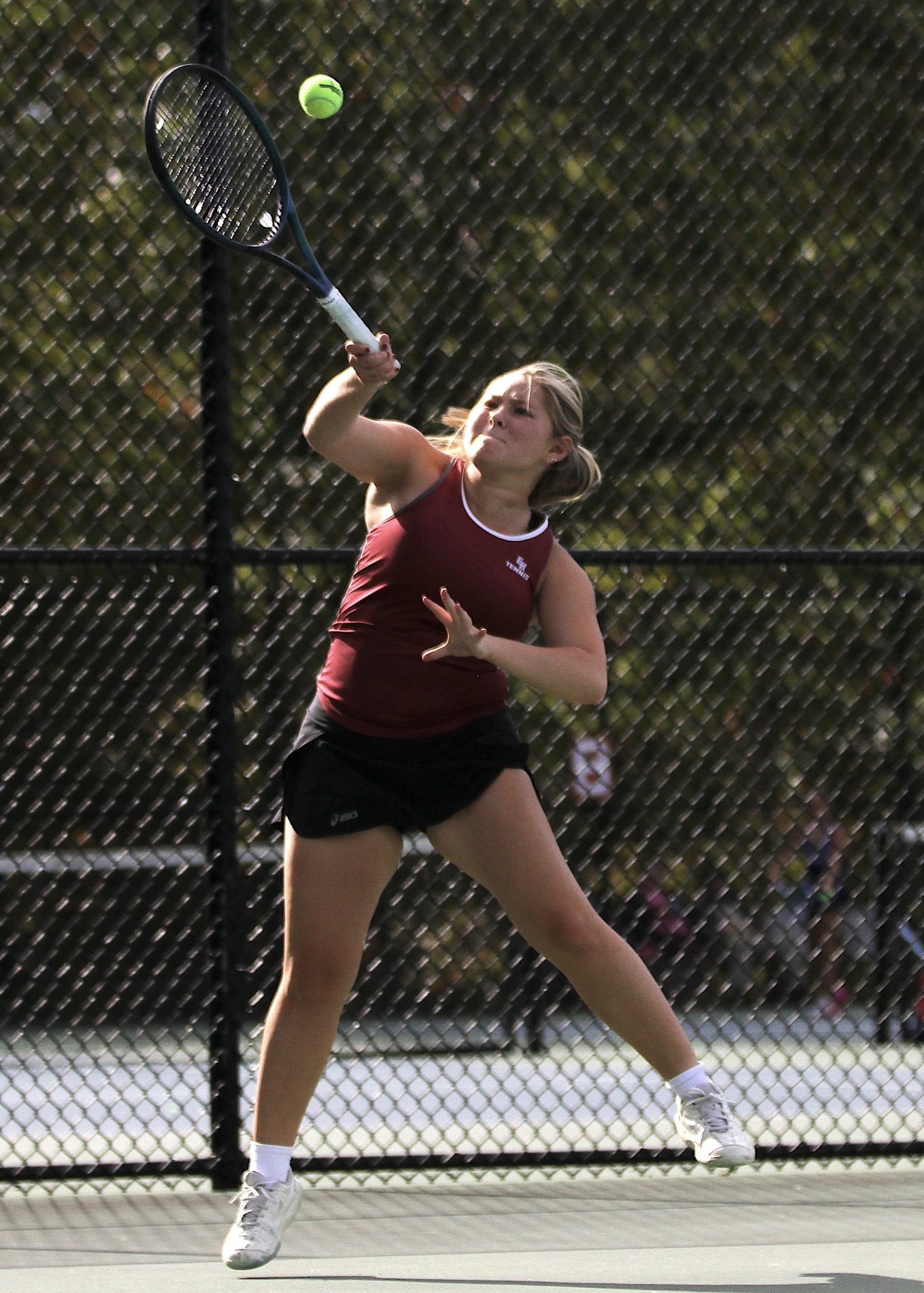 East Hampton junior Ava Mintz returns a serve. DESIRÉE KEEGAN
