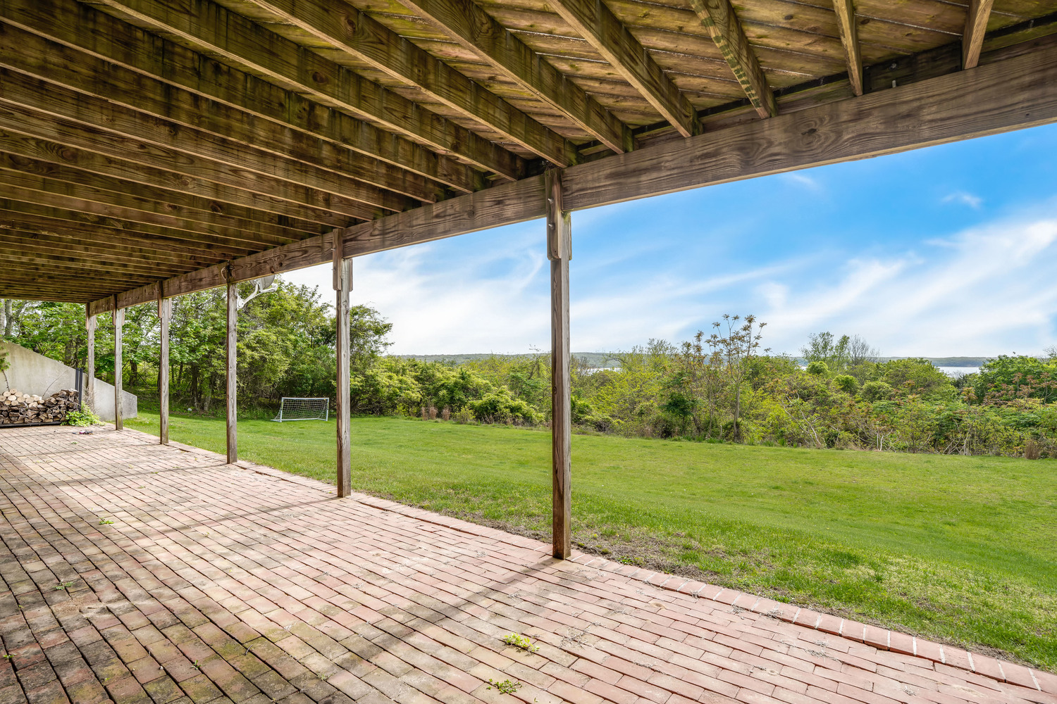 Outside Esha Soni’s Montauk home. DOUGLAS ELLIMAN