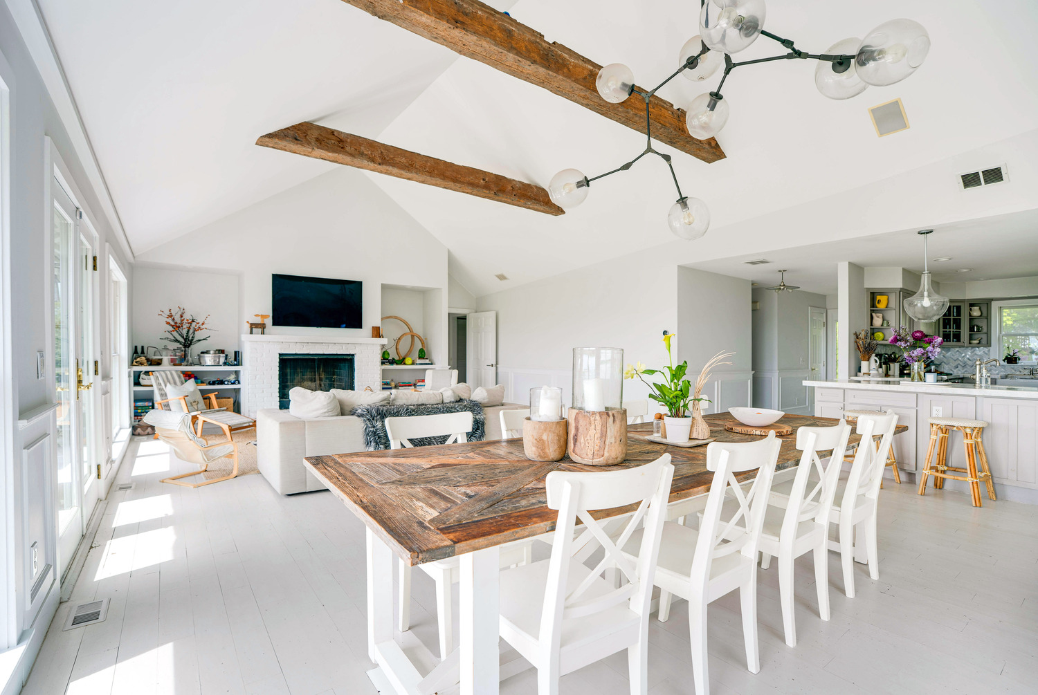 Inside Esha Soni’s Montauk home. DOUGLAS ELLIMAN