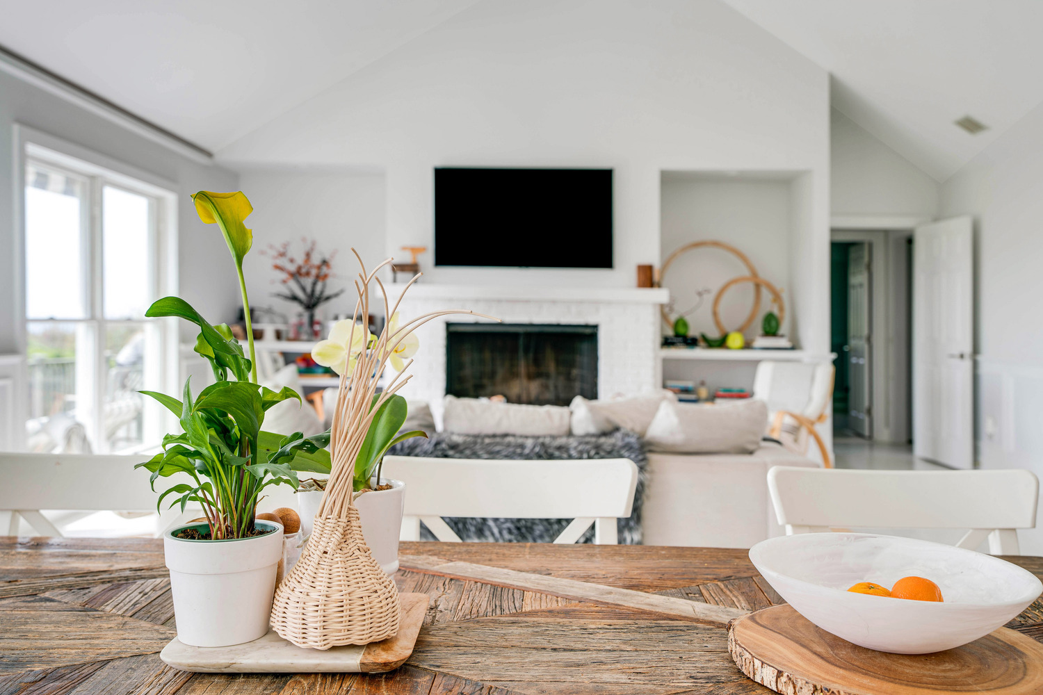 Inside Esha Soni’s Montauk home. DOUGLAS ELLIMAN