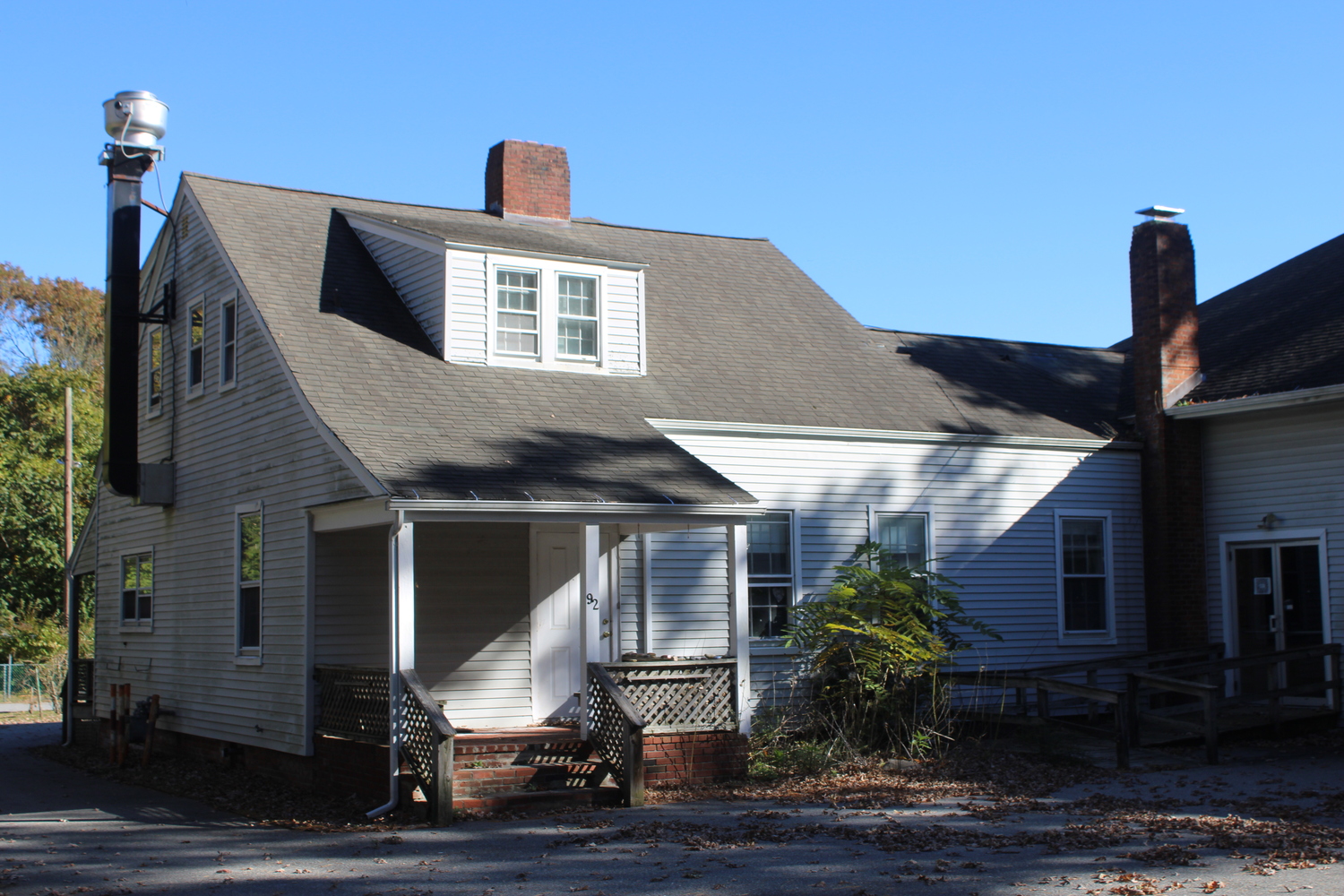 The existing view of Neighborhood House from Three Mile Harbor Road. JACK MOTZ