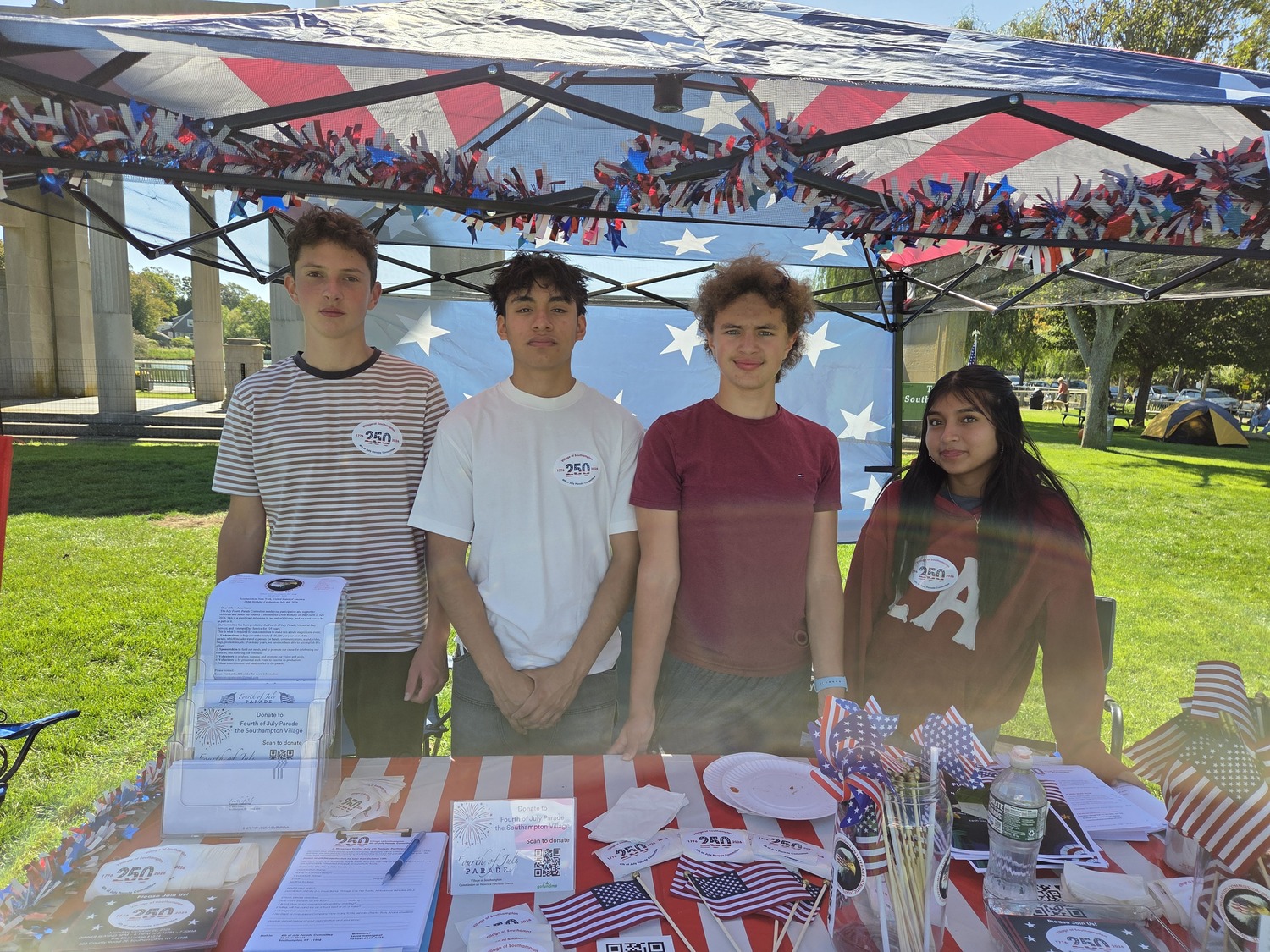 Members of the Southampton High School Mariners Patriot Club recently connected
with local veterans at Southamptonfest at Agawam Park by assisting the 2026 Fourth of July Parade Committee by distributing information about the 250th nationwide celebration. They also shared information about their club’s upcoming veteran’s appreciation dinner and turkey distribution. The club members enjoyed meeting veterans and spreading the word about community events. COURTESY SOUTHAMPTON SCHOOL DISTRICT