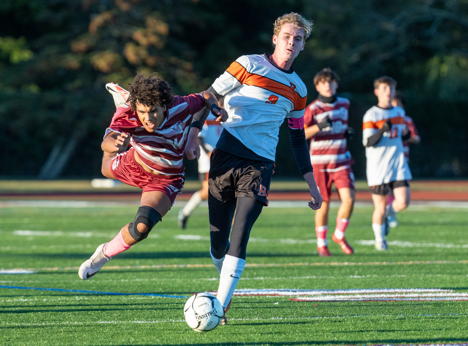 Southampton senior Matheus Faria gets taken down by Babylon senior Ronan Dee. RON ESPOSITO/SOUTHAMPTON SCHOOL DISTRICT