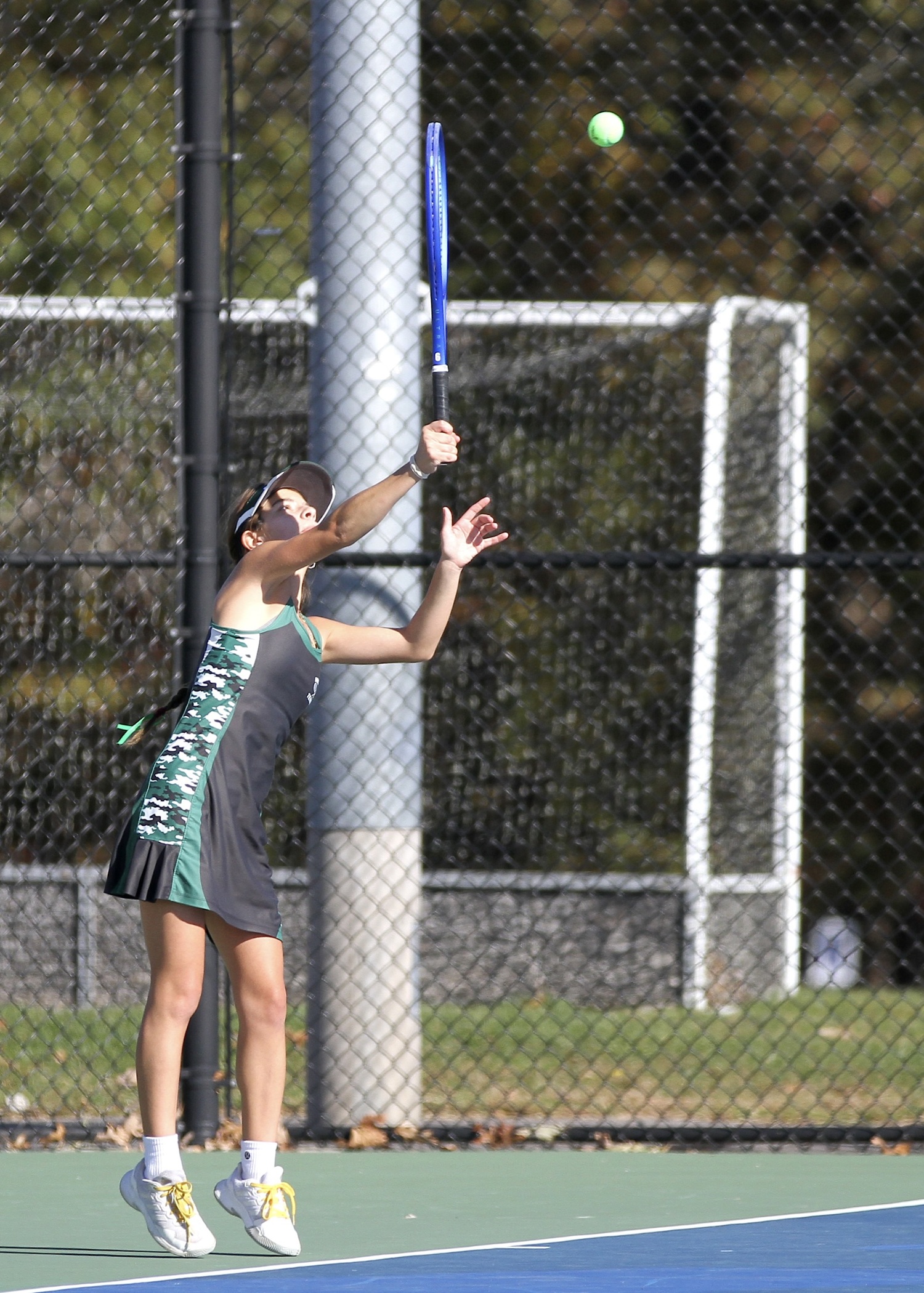 Westhampton Beach sophomore Aitana Garcia serves. DESIRÉE KEEGAN