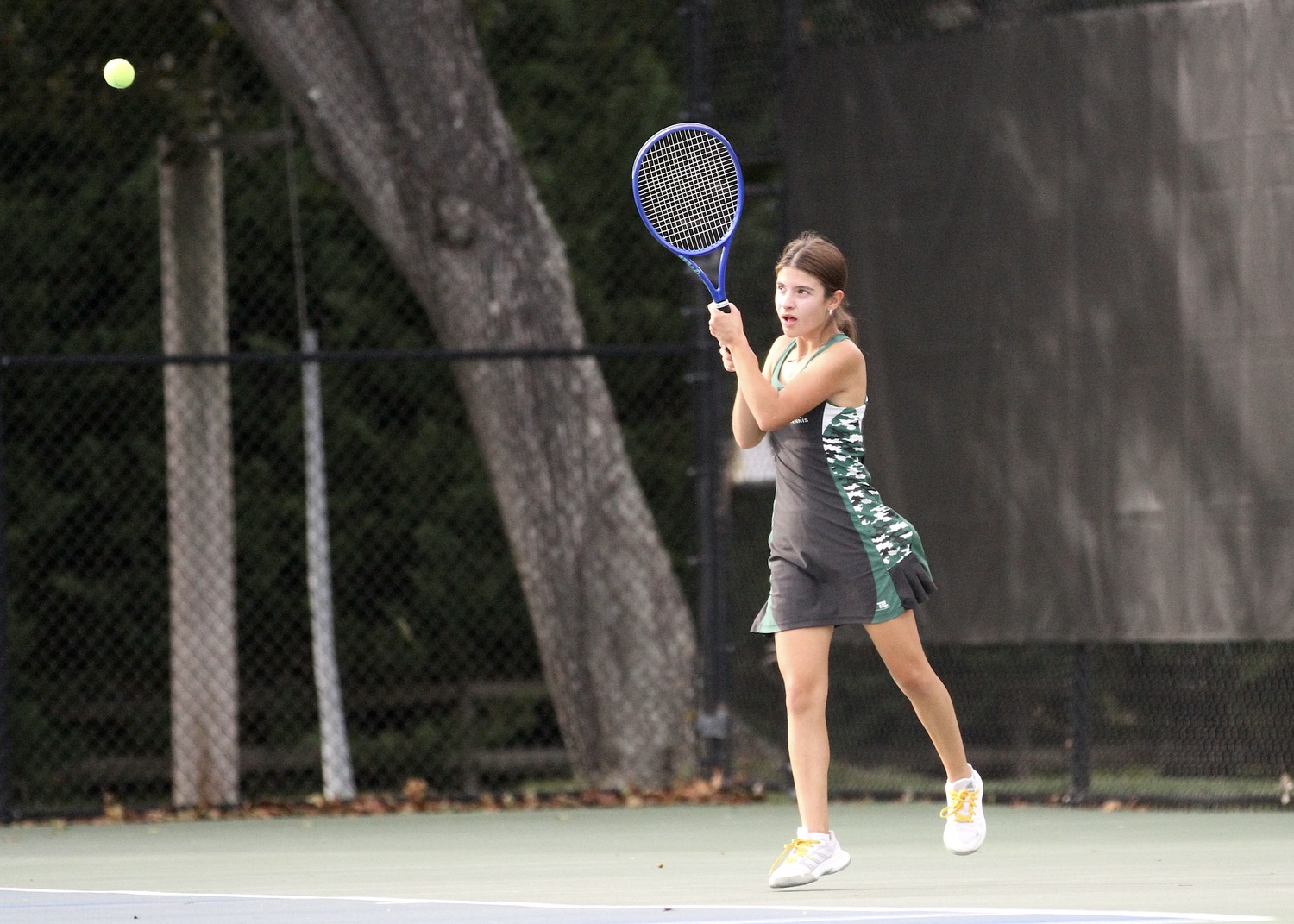 Sophomore Aitana Garcia sends the ball back over the net. DESIRÉE KEEGAN