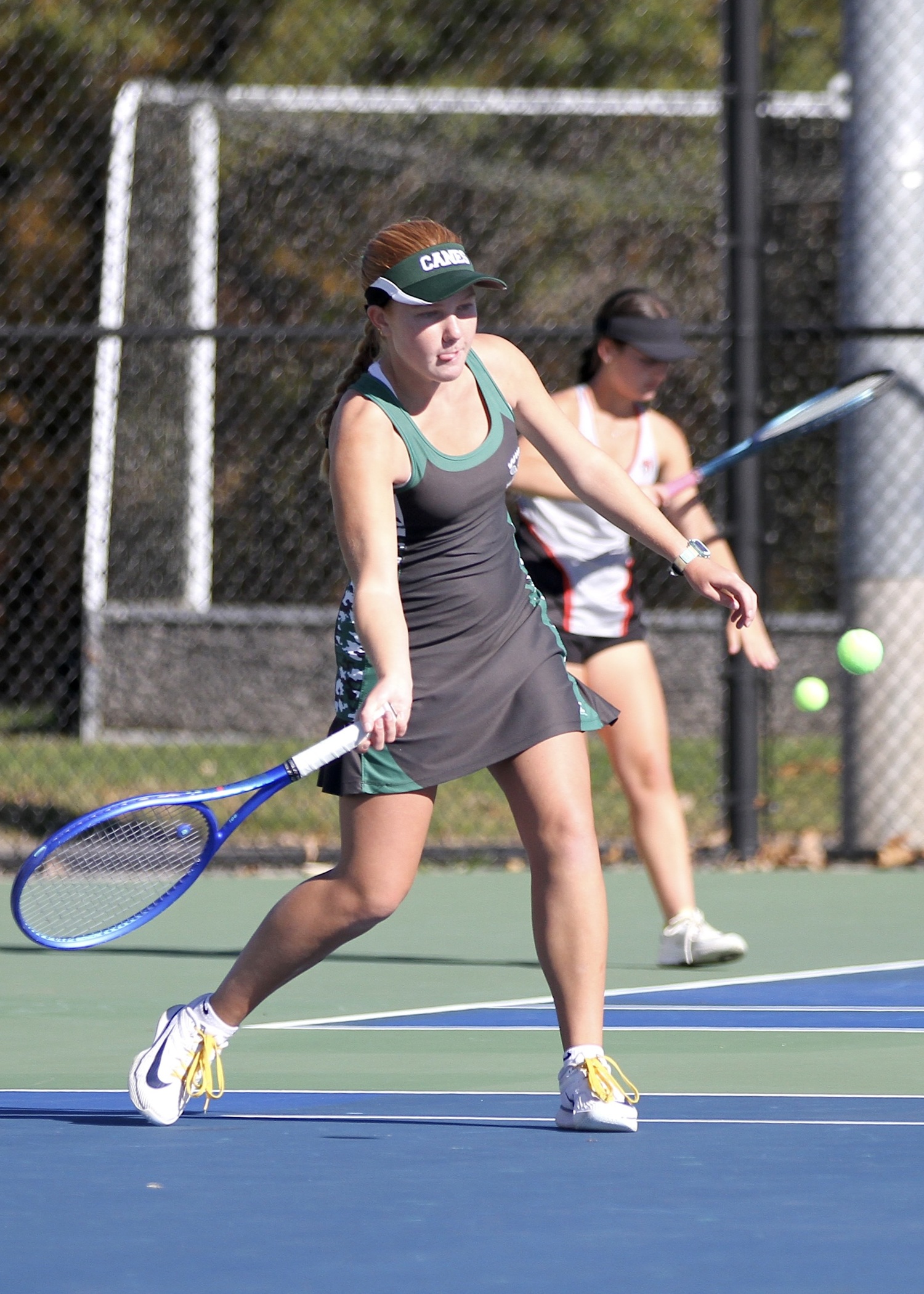 Westhampton Beach sophomore Grace Hart keeps here eyes on the bal. DESIRÉE KEEGAN