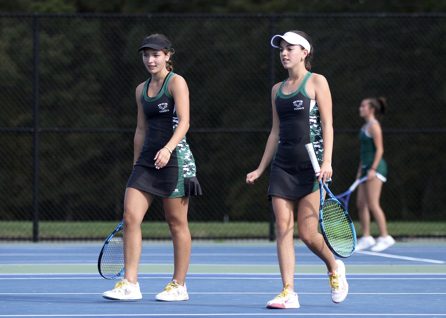 Junior Zoë Grellet-Aumont and freshman Gabriela Arango. DESIRÉE KEEGAN