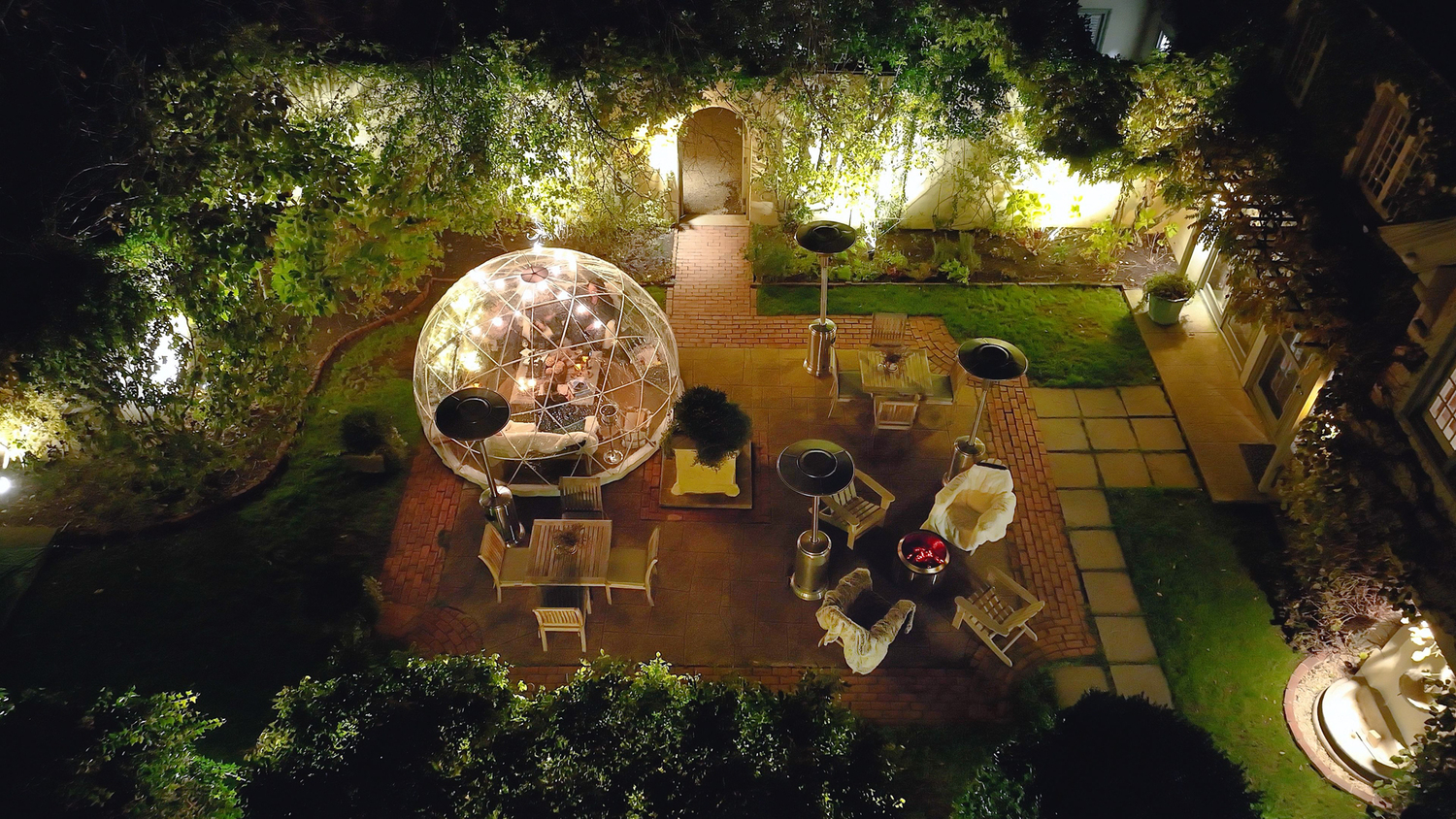 The outdoor igloos create a beautiful but warm outdoor ambiance at the Baker House 1650. LIGHT LINE MEDIA